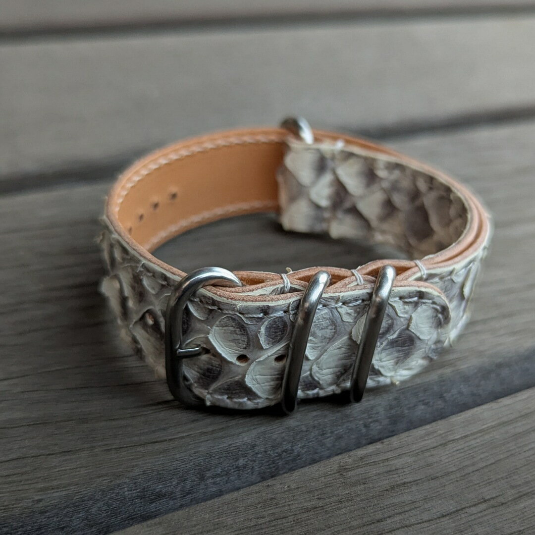 ラグ幅22MM 日本製 ハンドメイド 国産なめしダイヤモンドパイソン マット ナチュラル×生成りヌメ革をベースにしたオイルレザーを使用した本革ZULUベルト/NATOベルト ホワイトステッチ レザーベルト 腕時計 替えベルト py22z-wh270 LEVEL7