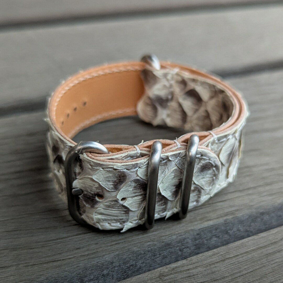 ラグ幅24MM 日本製 ハンドメイド 国産なめしダイヤモンドパイソン マット ナチュラル×生成りヌメ革をベースにしたオイルレザーを使用した本革ZULUベルト/NATOベルト ホワイトステッチ レザーベルト 腕時計 替えベルト py24z-wh270 LEVEL7