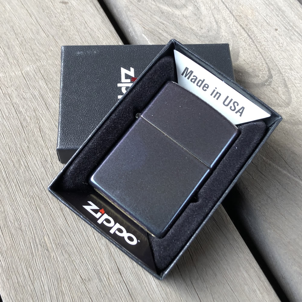 　　　　ZIPPO/ジッポー 誰もが知るオイルライター『ジッポー（Zippo）』 ジッポー（Zippo）は、世界大恐慌のあおりを受け、空前の大不景気の中、1932年にペンシルバニア州ブラッドフォード で誕生した。 開発者【ジョージ・グランド・ブレイズデル】が、『安く性能がよく、丈夫で長持ちするライター』をコンセプトにその製作を手がけ、 現在でもその意志は受け継がれている。 1933年の第1号発売以来、基本構造にはほとんど変化がなく、誕生当時からの品質の高さを裏付ける結果となっている。 そのケースの素材は真鍮（ブラス）が基本であり、表面にクロムメッキなどが施される。 その他、デザイン性などにより、多く金属（シルバー、ゴールド、チタンなど）が使われ製造されている。 ジッポー（Zippo）の普及には、アメリカ軍が大きく関わっている。 第二次世界大戦中、「どこでも、どんな状況でも点火できる器具」が求められ、 それを実現したライター、そらがジッポー（Zippo）である。 長い歴史と世界的な普及率の高さからオイルライターの代名詞となっている。 　　　ZIPPO 49146 　　　商品説明 　ブランド名 　ZIPPO（ジッポー） 　素材 　真鍮 / ブラス 　サイズ 　・レギュラーサイズ 　・約縦55×横38×厚13mm 　付属品 　純正BOX / メーカーギャランティ 　備考 　アメリカ直輸入 / 並行輸入品 　在庫について 当店では、複数のショッピングサイト、オークションにて販売をしており、折り悪く当店在庫が完売している場合がございます。お急ぎのお客様は、お問合せにて在庫状況をご確認下さいませ。当店在庫が欠品している場合、海外からのお取り寄せとなります。入荷までの納期としましては、2週間〜1ヶ月程度お時間を頂きます。万一、メーカー在庫が完売している場合、大変恐縮ではございますが、ご要望に添えない場合がございますので 、予めご了承頂いた上、ご検討下さいますよう、お願い致します。