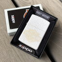 　　　　ZIPPO/ジッポー 誰もが知るオイルライター『ジッポー（Zippo）』 ジッポー（Zippo）は、世界大恐慌のあおりを受け、空前の大不景気の中、1932年にペンシルバニア州ブラッドフォード で誕生した。 開発者【ジョージ・グランド・ブレイズデル】が、『安く性能がよく、丈夫で長持ちするライター』をコンセプトにその製作を手がけ、 現在でもその意志は受け継がれている。 1933年の第1号発売以来、基本構造にはほとんど変化がなく、誕生当時からの品質の高さを裏付ける結果となっている。 そのケースの素材は真鍮（ブラス）が基本であり、表面にクロムメッキなどが施される。 その他、デザイン性などにより、多く金属（シルバー、ゴールド、チタンなど）が使われ製造されている。 ジッポー（Zippo）の普及には、アメリカ軍が大きく関わっている。 第二次世界大戦中、「どこでも、どんな状況でも点火できる器具」が求められ、 それを実現したライター、そらがジッポー（Zippo）である。 長い歴史と世界的な普及率の高さからオイルライターの代名詞となっている。 　　　ZIPPO 49467 　　　商品説明 　ブランド名 　ZIPPO（ジッポー） 　素材 　真鍮 / ブラス 　サイズ 　・レギュラーサイズ 　・約縦55×横38×厚13mm 　付属品 　純正BOX / メーカーギャランティ 　備考 　アメリカ直輸入 / 並行輸入品 　在庫について 当店では、複数のショッピングサイト、オークションにて販売をしており、折り悪く当店在庫が完売している場合がございます。お急ぎのお客様は、お問合せにて在庫状況をご確認下さいませ。当店在庫が欠品している場合、海外からのお取り寄せとなります。入荷までの納期としましては、2週間〜1ヶ月程度お時間を頂きます。万一、メーカー在庫が完売している場合、大変恐縮ではございますが、ご要望に添えない場合がございますので 、予めご了承頂いた上、ご検討下さいますよう、お願い致します。