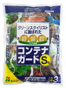 重さ ： 約1kg 粒の大きさ：10〜20mm ＜使用量の目安＞ 8号鉢で約2鉢分、10号鉢で約1鉢分 グリーンスタイリストに選ばれたデコレーションバーク ・グリーンスタイル研究家　古橋くみ子先生推奨！ ・植物を美しく引き立たせる明るいブラウンウッドチップ ・土の上に敷き詰めて、植物の育ちやすい環境を作ります ・夏場の乾燥防。 ・雑草の防止 ・冬場の寒さを防止 チップで植物の環境改善！ 土の乾燥を防止 土の乾燥を抑えるので、乾燥しやすい時期の管理が容易になります。 泥はねを軽減して病気を予防 葉の裏への泥はねによって起こる病気を防ぐ効果があります。 雑草の発生を防止 土の表面に光が当たらなくなることで、雑草の発芽を抑えます。 5cmほど厚めに敷くと効果的です。 冬場の寒さ対策 植物の根を寒さから守ります。 根の傷みが少ないと、春の新芽や開花が順調に進みます。 使い方 土の上に、2〜3cmの厚さで株の周りに敷き詰めます。 雑草は前もって取り除いておきます。 ※防腐剤は使用していませんので、発酵などにより朽ちてきます。 土が見えてきたら、新しいチップを足してください。 土を覆うことで、植物を美しく引き立たせます！ 室内でも清潔になりますし、オシャレな雰囲気を作り出すことができます。 チップを敷いた場合の管理ポイント 水やりは、チップが乾くのを待ってから行います。 粒状肥料は、チップをよけて土の上に与えるほうが、効き目が早くなります。 使用後の植え替え時には、土に混ざらないようにして、再度ご利用ください。 チップには農薬を展着してありません。 植物に病害虫が発生した場合は、適切な農薬をお使いください。 S粒 3リットル M粒 3リットル ホワイトストーン 5リットル グーポットでは… 植木鉢・鉢カバー専門店　グーポットでは、花や観葉植物をはじめ、オリーブやブルーベリーなどの果樹、バラやコニファーなどの花木、ハーブ・野菜や造花などに使用する植木鉢・鉢カバーを中心にガーデニング・園芸用品を幅広く取扱っています。植木鉢の種類は、テラコッタ・陶器・プラスチック・グラスファイバーなど素材も様々で、鉢皿からプランターなど大型の鉢まで取り揃えています。ご家庭のリビング・玄関・ベランダ・バルコニー・テラスに、会社や店舗では、エントランス・事務所などインドア・アウトドアの色々な場面で、おしゃれな空間を演出します。新築祝い・開店祝い・誕生日・母の日・父の日などのギフトにもいかがでしょう。