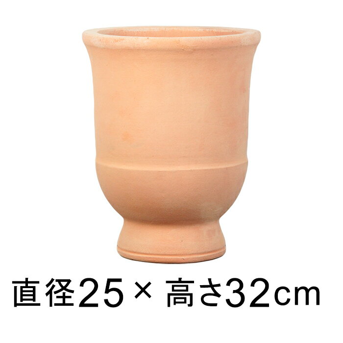 直径25cm　高さ32cm　口径20cm 底直径15.5cm　内高さ30.5cm　内底直径12.5cm 容量 ： 約 9リットル 重さ ： 約 5.5kg 底穴 ： 有 色 ： 素焼き（白粉の部分あり） 白粉の度合い・色ムラなど個体差がありますのでご理解ください 草花の寄せ植えがよく似合うテラコッタです 表面の風合いは使い込むほどに味わいを増します 植物と共に鉢の表情の変化もお楽しみください 白粉素焼き受皿　22cm 直径22cm　高さ3.5cm　内底直径17cm 色 ： 素焼き（白粉の部分あり） アリーナ　テラコッタ受皿　21cm 直径21cm　高さ3.5cm　内底直径16cm 色 ： テラコッタ色 アンティーク テラコッタ ご購入前に、『植木鉢の特性』をご確認ください。 ばらまくアブラムシ退治薬 きれいな鉢底石 5L 鉢底ネット付 特選有機培養土　12L プロミック いろいろな植物用 150g グーポットでは… 植木鉢・鉢カバー専門店　グーポットでは、花や観葉植物をはじめ、オリーブやブルーベリーなどの果樹、バラやコニファーなどの花木、ハーブ・野菜や造花などに使用する植木鉢・鉢カバーを中心にガーデニング・園芸用品を幅広く取扱っています。植木鉢の種類は、テラコッタ・陶器・プラスチック・グラスファイバーなど素材も様々で、鉢皿からプランターなど大型の鉢まで取り揃えています。ご家庭のリビング・玄関・ベランダ・バルコニー・テラスに、会社や店舗では、エントランス・事務所などインドア・アウトドアの色々な場面で、おしゃれな空間を演出します。新築祝い・開店祝い・誕生日・母の日・父の日などのギフトにもいかがでしょう。