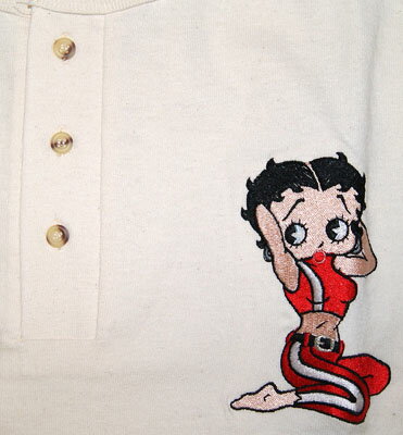 ベティー(ベティ)ブープ　betty boop 生成り地　ヘンリーネックTシャツ刺繍入り　Tシャツ　ユニセックスサイズ赤　ヨガ柄SALE！上代11800円L　身幅114センチ