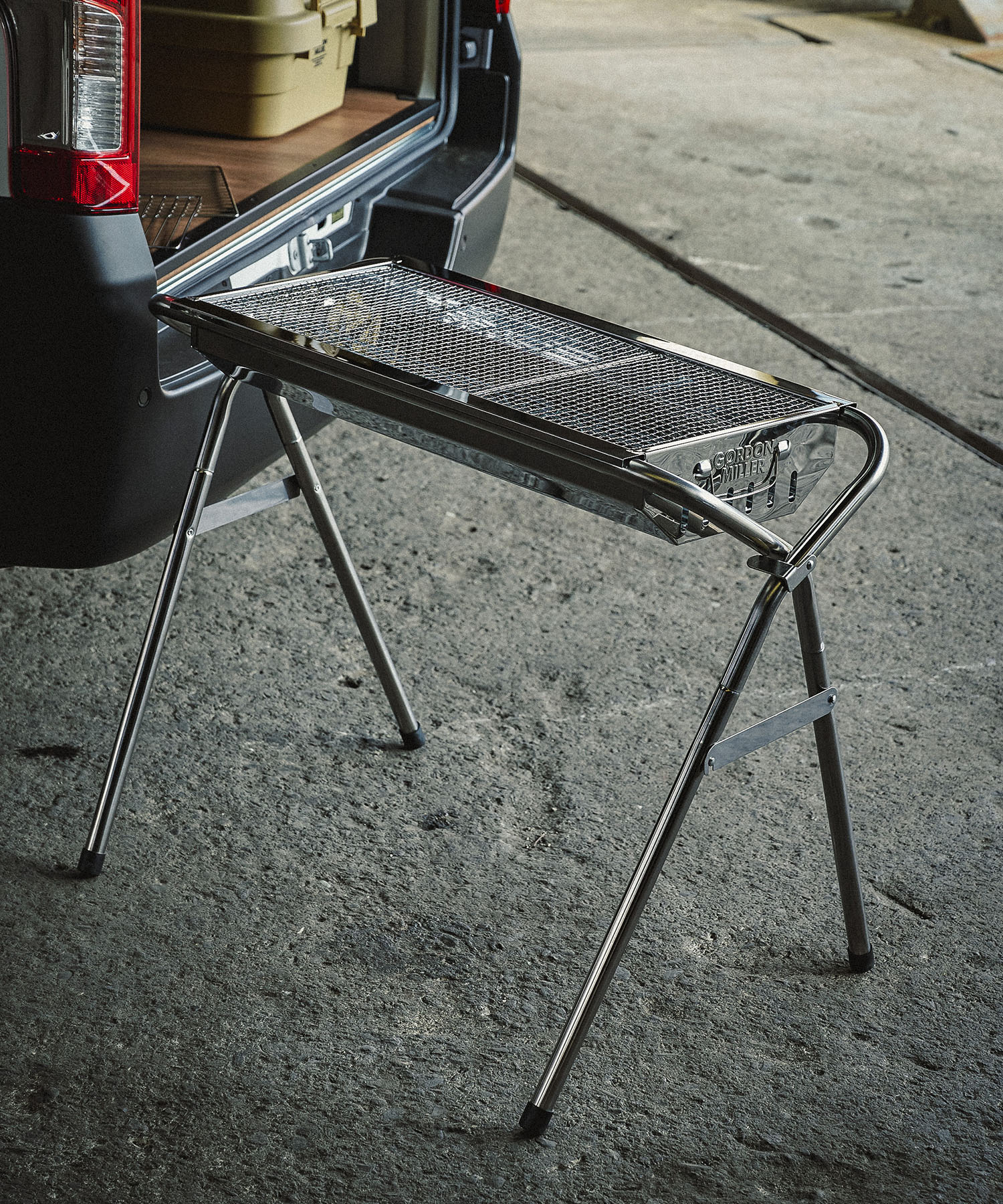【GORDON MILLER / ゴードンミラー】BARBECUE GRILL バーベキューグリル GORDON MILLERオリジナルのロゴ入りバーベキューグリル。 ステンレス製のバーベキューグリルです。 男らしいシンプルなデザインが魅力。 焼き網が4枚付属します。【内容物】 ・本体x1個：ステンレス ・脚接続部x1個：ステンレス ・脚パイプx4本：ステンレス ・焼き網A大x1枚：スチール（クロームメッキ） ・焼き網A小x1枚：スチール（クロームメッキ） ・焼き網B大x1枚：スチール（亜鉛メッキ） ・焼き網B小x1枚：スチール（クロームメッキ） ・ロストルx2枚：スチール（亜鉛メッキ） ・網用ハンドルx1個：ステンレス ■本体サイズ：約W57.5 xD92.5xH70cm ■収納サイズ：約W35 xD90xH11cm ■重量：約4960g ■原産国：中国 ■コード：01552663 ※掲載商品は複数店舗で在庫を共有している商品も御座います。 在庫数の更新は随時行っておりますが、タイミングにより在庫にずれが生じることがございます。 そのためサイトよりご注文を頂いた時点で稀に他店舗にて完売しており、欠品してしまう場合が御座います。 在庫管理は出来る限り迅速な更新を心がけておりますが、万が一欠品の際はご了承下さい。【ご購入の前にご確認ください】 ※お客様のモニターの設定や閲覧環境(OSやブラウザのバージョン)によって、 画面上と商品実物との色味が若干異なる場合があります。あらかじめご了承ください。 【配送につきまして】 平日13時、土日祝日10時までのご注文分は即日出荷致します。土日祝のご注文は翌営業日の対応とさせていただきます。 大雨、大雪などの天候不良、地震などの災害、お正月、お盆などの交通渋滞などの不可抗力の事態により、 商品をご指定の日時にお届け出来ない、遅れてしまう場合がございます。予めご了承ください。 詳細に関しましては、下記の各運送会社様へお問い合わせください。 ■佐川急便 【お問い合わせ】 その他のお問い合わせにつきましてはお問合せフォームよりご連絡ください。