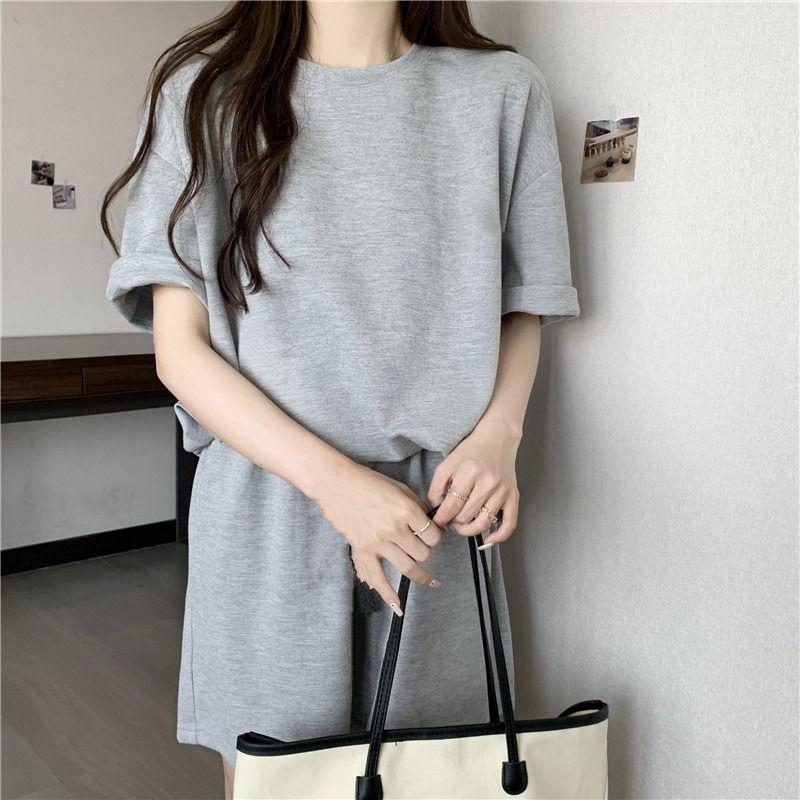 商品名:ルームウェア ワンマイルウェア リブ 部屋着 2点セット 上下セット パジャマ レディース Tシャツ ボトムス 半袖 ウエストゴム 送料無料 商品説明:半袖 上下セット パンツ 女性 おしゃれ 可愛い かわいい シンプル 大きいサイズ サイズ:M L XL 2XL サイズについての説明:M：バスト104cm 着丈68cm 肩幅56cm 袖丈18cm ズボン丈41cm 太腿回り59cm ウェスト54cm/　L：バスト108cm 着丈70cm 肩幅57cm 袖丈19cm ズボン丈42cm 太腿回り60cm ウェスト56cm/　XL：バスト112cm 着丈72cm 肩幅58cm 袖丈20cm ズボン丈43cm 太腿回り62cm ウェスト58cm/　2XL：バスト116cm 着丈74cm 肩幅59cm 袖丈21cm ズボン丈44cm 太腿回り65cm ウェスト60cm/　※サイズ表の実寸法は商品によって1-3cm程度の誤差がある場合がございます。 素材:ポリエステル 色:ブラック ライトグレー ベージュ ダークグレー ブルーサイズM L XL 2XLサイズについての説明M：バスト104cm 着丈68cm 肩幅56cm 袖丈18cm ズボン丈41cm 太腿回り59cm ウェスト54cm/　L：バスト108cm 着丈70cm 肩幅57cm 袖丈19cm ズボン丈42cm 太腿回り60cm ウェスト56cm/　XL：バスト112cm 着丈72cm 肩幅58cm 袖丈20cm ズボン丈43cm 太腿回り62cm ウェスト58cm/　2XL：バスト116cm 着丈74cm 肩幅59cm 袖丈21cm ズボン丈44cm 太腿回り65cm ウェスト60cm/　※サイズ表の実寸法は商品によって1-3cm程度の誤差がある場合がございます。素材ポリエステル色ブラック ライトグレー ベージュ ダークグレー ブルー備考注意★洗濯時、色落ちがございます。他の物とのお洗濯もお控えくださいませ。湿気を含んだ状態や水を含んだまま放置しないでください。この製品は洗濯で若干縮むことがあります。洗濯機は使用できません。※ベージュ×モカのみ使用糸の関係上、風合いが少々異なります。●色合いはモニター環境により若干の誤差が出ます。 ●綿混合商品は洗濯時に多少縮む事がございます。 ●本製品は生産過程におきまして、生地を織る際の糸の継ぎ目や多少のほつれが生じることがありまが、品質上は問題ありません。また、生地の織りに他繊維が混紡している場合もございます。▼色落ちの恐れがございますので、他のものとは分けて洗濯してください。▼タンブラー乾燥はお避け下さい。▼洗濯の際は他の物と区別して、漂白剤を避け、手洗いを お勧めします。