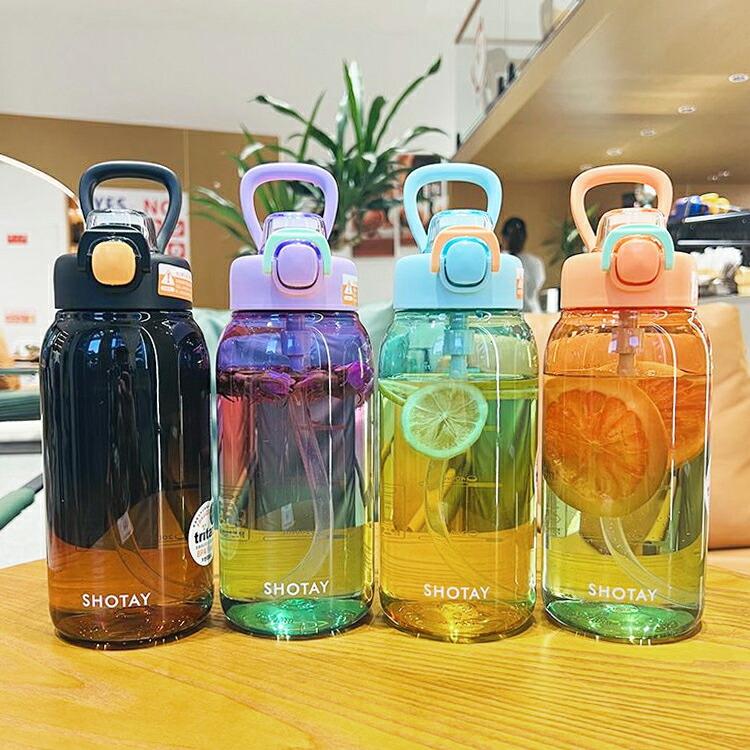 【商品コード】：y813591 【カラー】 オレンジ、グリーン、パープル、ブラック オレンジ【700ml】、グリーン【700ml】、パープル【700ml】、ブラック【700ml】、オレンジ【1000ml】、グリーン【1000ml】、パープル【1000ml】、ブラック【1000ml】 原産国 : 中国 【この商品について】 【安全なTritan材料】弊社は100％BPAフリー、無毒性、フタル酸フリーのTritan硬質プラスチックを使用しています。食品グレードの材料として、無害無臭、体にも優しいです。 【目盛線ML表示】ボトルにはml表示がついており、毎日の水分摂取量を測るのに最適です。透明度があり目盛りも付いてるので、残りの水量がひと目で分かります。水分補給と一日中十分な水を飲むことを思い出させます。食欲抑制、減量、健康全般などのフィットネス目標に欠かせません。 【ワンタッチ】ワンタッチ開けて、片手で素早く水を飲むことができます。 運転、乗車時の片手操作が簡単で、楽しむことができます。フリップトップの蓋は安全なロックで設計さ
