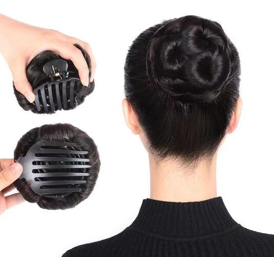 【商品名】送料無料 お団子ウィッグ ポイントウィッグ ヘアクリップ レディース 女性 ヘアアクセサリー ファッション ブラウン ブラック シンプル おしゃれ カジュアル【価格】1290円【商品説明】「素材」：高級ファイバー製（手作業）、不自然なテカリ感がなく、自然に地毛と馴染みます。「瞬間変身」：ヘアゴムタイプで、シュシュとして使いやすい、携帯も便利で旅行でも使えます。自分の髪の色に合うタイプを選んでから髪をくくるだけで簡単にお団子にボリュームを出します。つける位置により高め/低めのお団子ヘア、ダブルお団子ヘアなど簡単に理想のお団子ヘアスタイルにイメチェンできます。「様々なシーンで使い」：エクステや前髪ウィッグなど、ポイントウィッグと組み合わせやすくて、気楽て髪のボリュームをプラスして華やかな印象になります。普段使いはもちろん、七五三/成人式/結婚式/パーティー/デート/着物/浴衣などにもピッタリ、幅広い世代に適用しています。【商品名】送料無料 お団子ウィッグ ポイントウィッグ ヘアクリップ レディース 女性 ヘアアクセサリー ファッション ブラウン ブラック シンプル おしゃれ カジュアル【価格】1290円