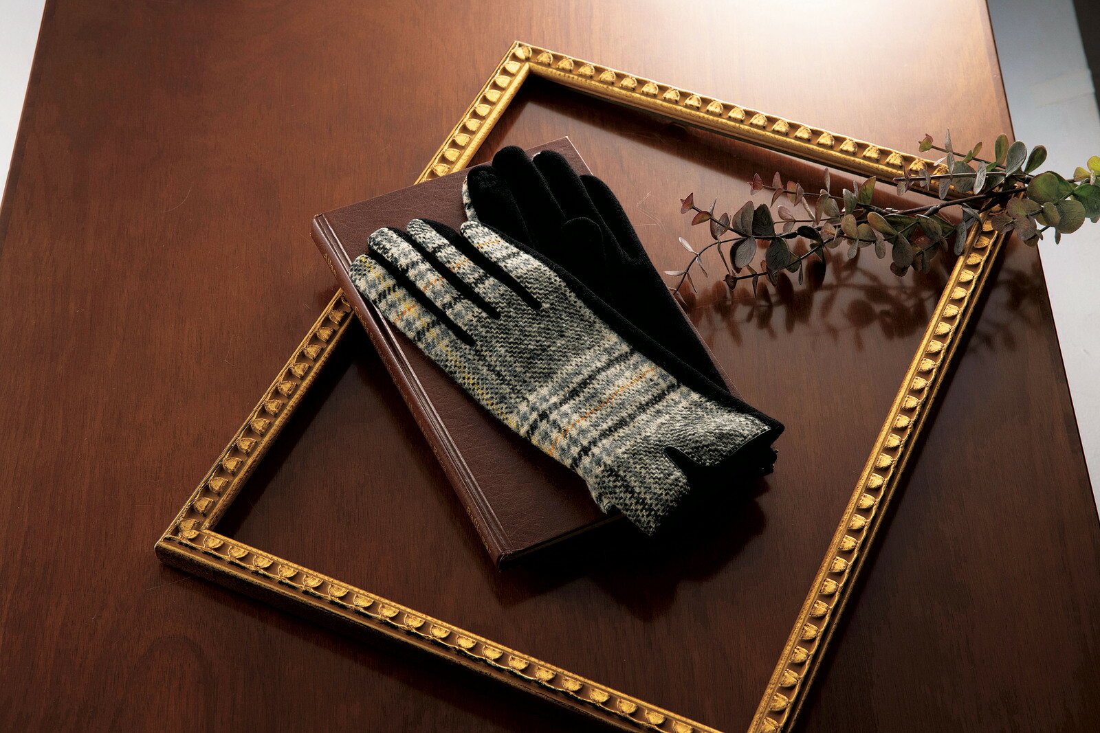 大人のグローブ　手袋　送料無料　メール便送りツイード＆ブラックが高級感を楽しめます。 チェックツイードとブラックが大人のバイカラーあたたかく着け心地がよい高級グローブです。グローブ　手袋　ツイード　暖かい 材質　ポリエステル　綿　ポリウレタンレデーすサイズ　箱サイズ9.5×24×2.5cm 6