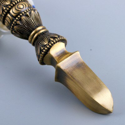 送料無料　KONGO1光銅色　金剛杵法具としての場合には鉾が内向きになっているので、殺傷用としては使うのではなくて、自らの内面の煩悩を滅ぼすためのものになります。