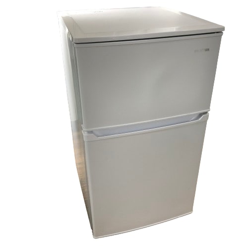 商品情報メーカー名アイリスオーヤ　IRIS OHYAMAサイズ幅478mm 奥行509mm 高さ852mmスペックコンパクトなのに、たっぷり大容量。一人暮らしにはもちろん、セカンド冷蔵庫にもおすすめです。容量は全体で90L。まとめ買いした食品もたっぷり収納。冷蔵室は整理がしやすい二段の棚付き。クリアケースにはかさばるお野菜もまとめて収納できます。冷凍室の性能は最高水準のフォースター。製氷皿と貯氷ケース付き。商品説明この商品は当店実店舗でも販売しております。在庫数の更新は随時行っておりますが、お買い上げいただいた商品が、品切れになってしまうこともございます。その場合、お客様には必ず連絡をいたしますが、万が一入荷予定がない場合は、キャンセルさせていただく場合もございますことをあらかじめご了承ください。中古品なりの傷や打痕、落としきれない汚れ等はございます。清掃、動作確認済み。お使いのPCモニターの環境により色が異なって見える場合が御座います。側面に傷があります。※ご注意※・一部の島しょ部など、配達できないエリアがございます。・玄関までの配達となります。※搬入不可等、お客様都合でのキャンセルの場合は返送料金をご負担頂きますので、経路を含めてサイズの事前確認を行ってください。洗濯機設置接続の場合はヤマトホームコンビニエンスでの発送となり別途送料、取付代がかかります。取付代ドラム式洗濯機・・・8,250円縦型全自動洗濯機・・3,300円