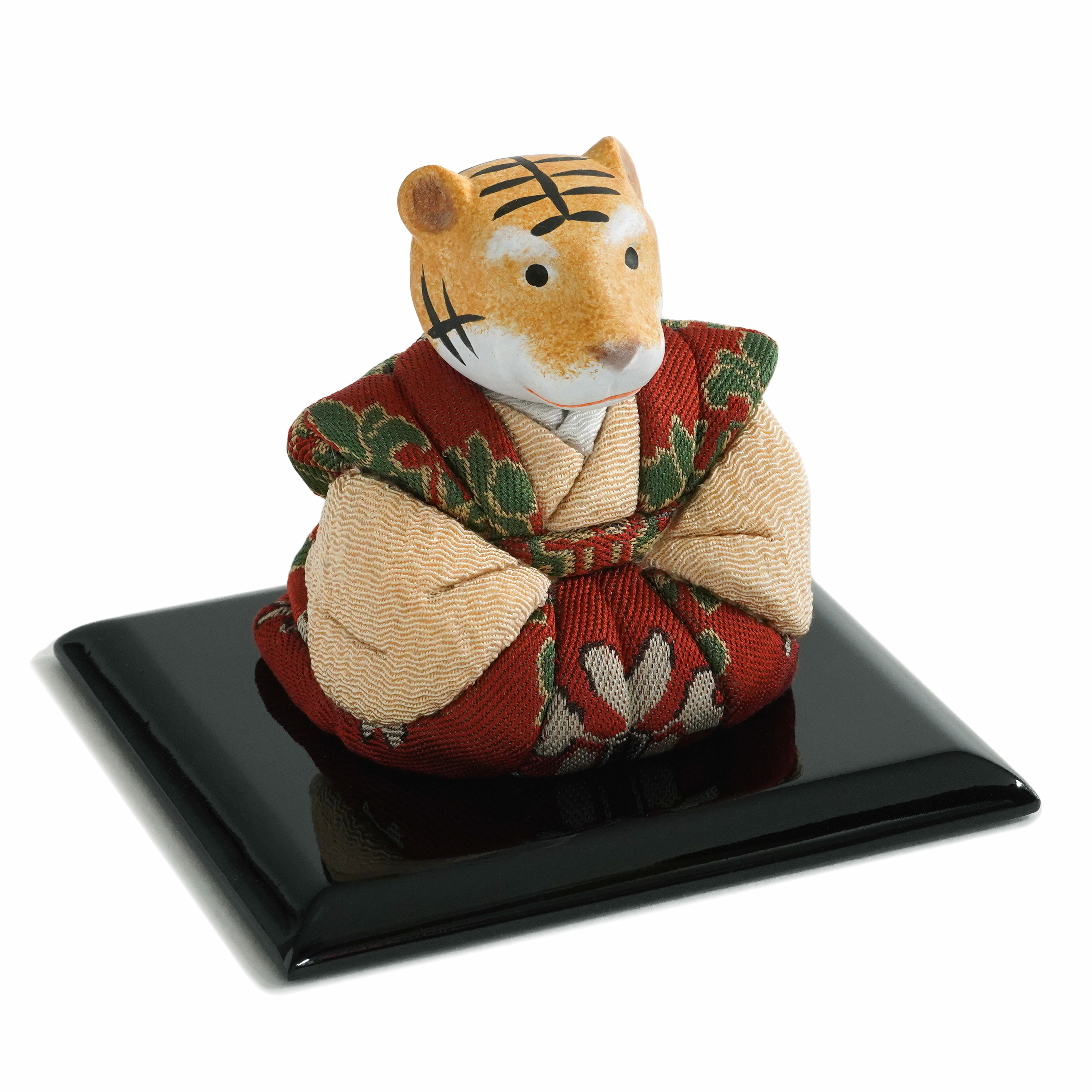 小さくてかわいらしい本格的な干支飾りです。 名門織元 龍村裂の正絹織物を贅沢に着せ付けました。 小さな木箱(化粧箱付き)にお入れしてお届けいたします。木目込み干支 寅 サイズ：人形 高さ6.5cm/飾り台 横幅8×奥行7cm 小さくてかわいらしい本格的な干支飾りです。名門織元 龍村裂の正絹織物を贅沢に着せ付けました。小さな木箱(化粧箱付き)にお入れしてお届けいたします。 お顔の造型/衣裳 お顔：焼物に色彩を施しました。衣裳：名門織元 龍村裂の正絹織物を着せ付けました。 サイズについて サイズ：人形 高さ6.5cm/飾り台 横幅8×奥行7cm コンパクトな寅の干支飾りで細部までしっかりと作り込まれています。 品番 No. 26-1503 サイズ サイズ：人形 高さ6.5cm/飾り台 横幅8×奥行7cm セット内容 お人形、黒塗飾り台 お届け日 ご注文日より5営業日以内に発送します。 配送区分 配送料無料