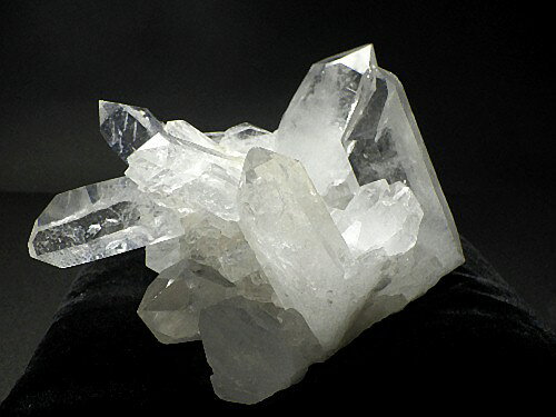 天然水晶クラスター 重さ834g クリスタルクラスター 台座クッション付き Crystal Quartz 風水 開運 浄化 高品質 水晶原石 クォーツ トマスゴンサガ産 全国送料無料 No.04