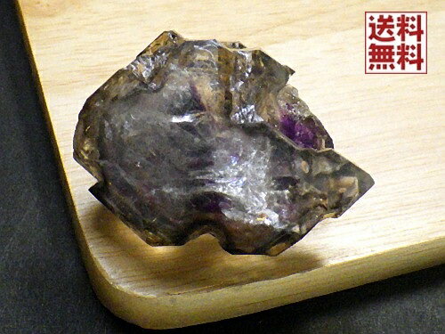 エレスチャルクォーツ 水晶の最終形の姿と言われ水晶の中でも膨大な時間かけて幾層にも結晶が重なる複雑な構造です。 紫色、茶色、透明が混ざり合う幻想的なグラデーション。 内包物は ゲーサイト、レピドクロサイト、カコクセナイトなど、複数の鉱物を内包することが多い神秘の水晶です。 長い時間をかけて凹凸に結合した水晶の結晶は別名 ワニの背中に似ているためジャカレークォーツ、骸骨水晶（スケルタルクォーツ）とも呼ばれます。 重さ　　約41g サイズ　41×38×25mm 産地　ブラジル・ミナスジェライス州　