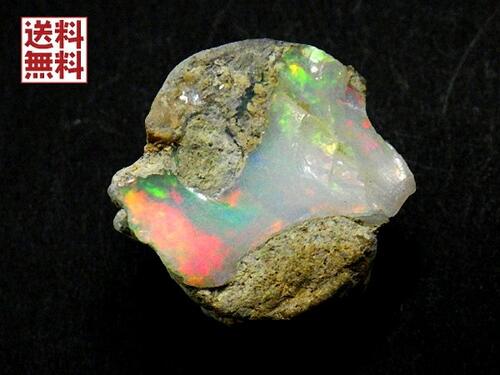 （表裏面に綺麗なオパール層が見られます。なります。） プレシャスオパール（遊色オパール） 出品のオパールはエチオピア ウェロー州産です。 流紋岩からなる溶岩台地付近に分布する凝灰岩の中から採掘されたオパールです。 オパールの中でも、遊色を示すものはプレシャス・オパールと呼ばれ重宝されます。 このチラチラと虹色に輝く光の現象（遊色）は、石に含まれる水分が光を分散することで発生します。 出品の原石ですがこのまま乾燥した状態で品質を保っております。 オパールは水中保存が望ましいといいますが、 エチオピアオパールに関しては水に入れてしまうと遊色効果は強くなりますが透明感のある部分は真っ白に濁ります。 このまま保管するのが望ましいと言われています。 重さ　約30．30ct（カラット） サイズ 23×22×13ミリ 産地 エチオピア産 角度によって色の雰囲気が変わります。