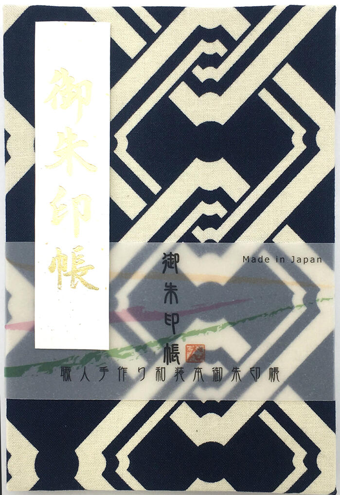 >【表紙の色】：【紺】柄により色の表現が異なります。サイズ【大判サイズ・Lサイズ】縦：約18cm　横：約12cm　厚み：約1.7cm本文：国産の奉書紙伊予国、御朱印帳専用の別漉きの奉書紙を使用。24山48頁の蛇腹式に仕上げております。セット内容・【表書き】「金色箔押し」「無地」計2枚付き。　表書きはラベル加工していますのでお好みでご利用ください。 ・【墨移りの予防紙】：1枚・【高透明ビニールカバー】：1枚ビニール(PVC)の材質は【抗菌機能付き】の特別なPVC素材を使用しております。色・柄についてモニターの発色具合や写真により実際の色と異なる場合があります。生地のカットにより柄の出方が異なります。MAID IN JAPAN：TOUKA SHOBO（櫂歌書房）とうか安心の国産です。