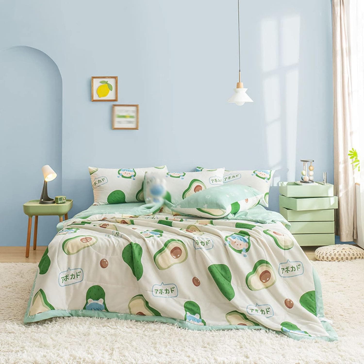 　　　 -------商品詳細------- 【サイズ】▲150*200cm(単品) ▲180*200cm(単品) ▲200*230cm(単品) ▲A=【150*200cm】布団*1枚+枕カバー*1枚+フラットシーツ*1枚 ▲B=【150*200cm】布団*1枚+枕カバー*2枚+フラットシーツ*1枚 ▲C=【180*200cm】布団*1枚+枕カバー*2枚+フラットシーツ*1枚 ▲D=【200*230cm】布団*1枚+枕カバー*2枚+フラットシーツ*1枚。【スタイル】北欧、韓風、INS風●【素材/生地】生地：コットン・綿、充填物：ポリエステル●【品質いい素材を採用】：心地よく、防ダニ、抗菌、防臭、高強度、保湿性、通気性、保持力、シワになりにくい、耐摩耗性に優れています。 【オールシーズン】吸水発散性があるので、寝汗をかいてもベタつきにくく、ムレにくい。エアコンで冷えすぎてしまうとき、春先や秋口には普通の肌掛け布団としてもお使いになれます。夏の夜の暑さをひんやりクールケットし、涼しく快適に眠れる肌掛け布団。 【ピーチスキン加工】肌に触れる側生地にピーチスキン加工を施しております。ピーチスキン加工とは軽い起毛を施した桃の皮のような風合いに仕上げる特別な加工です。桃のようなやわらかい肌触りに仕上げました。 【自宅で洗える・カバー不要】カバーなどの必要がなく、ご家庭で簡単に洗濯することができていつも清潔を保つことができます。また、中綿にはポリエステル綿を使用しており、ほこりが出にくく、のどの弱い方もご安心にご使用いただけます。ポリエステル綿には速乾性に優れていて、洗濯しても乾きが早くて便利です。 【様々な用途】これからの季節にぴったりのブランケットで、北欧模様が高級さを溢れる。極上の肌触りで秋冬はもちろんオールシーズン快適に使えるアイテムです。普通なブランケット、肌布団 、ひざ掛け、敷き毛布、掛け毛布としてご使用だけてはなく、保温シーツとしても最適です。軽量だから持ち運びやお出かけにも便利で、オフィスで昼寝毛布として、ソファや車内用毛布、またキャンプ等のアウトドア活動においても活用いただけます。説明 【サイズ】 ▲150*200cm(単品) ▲180*200cm(単品) ▲200*230cm(単品) ▲A=【150*200cm】布団*1枚+枕カバー*1枚+フラットシーツ*1枚 ▲B=【150*200cm】布団*1枚+枕カバー*2枚+フラットシーツ*1枚 ▲C=【180*200cm】布団*1枚+枕カバー*2枚+フラットシーツ*1枚 ▲D=【200*230cm】布団*1枚+枕カバー*2枚+フラットシーツ*1枚 【組成】 ■表面素材：コットン・綿 ■詰め物：ポリエステル 【軽くて柔らかい】 生地の表面にごく軽い起毛を施し、桃のようにソフトタッチで、素肌に触れても柔らかくて心地よい、肌には寒く感じません。 身体のラインに沿うボディフィットキルトを採用し、身体にしっかりとフィットして暖かく眠れる。 【家庭で洗えて清潔】 カバーなどの必要がなく、ご家庭で簡単に洗濯することができていつも清潔を保つことができます。 洗濯機で洗ってもしっかりふっくらして、丈夫で長持ちします。 【抗菌防臭】 中綿には抗菌防臭加工済で、細菌の増殖を防ぎ、においを抑制します。 【重ね使える布団/年間使える】 夏だけではなく、春〜秋までもお使いいただけます。寒い冬に他の暖かさの布団が併用できます。 季節を問わず通年お使いいただけます。 【速乾/収納便利】 軽量で持ち運びやすい、ほかの布団と重ねて使っても大丈夫だし、軽量だから収納も楽々です。 【商品名】 肌掛け布団 セミダブル 掛け布団 涼感 掛けふとん かけ布団 かけふとん セミシングル 通年寝具 ケット 寝具 シングル 肌布団 無地 夏布団 北欧 キルトケット クールケット 冷感 洗えるかけ布団 エアーケット ひんやり 夏用寝具 クール 冷感寝具 洗えるふとん 肌掛けふとん ダブル 夏かけ布団 大判 はだかけ布団 ブランケット タオルケット 子供用布団 可愛い おしゃれ カバー不要 爽やか 夏掛け布団 冷感 薄手の布団 ひざ掛け 冷たい 掛け毛布 【多機能】 ■通気 防臭 防シワ 防ダニ ホコリ出にくい 静電気防止 防カビ 吸水性 吸湿性 抗菌 放湿性 保温 寝汗吸収 接触冷感 睡眠改善 冷房対策 エアコン対策 低反発 低刺激性