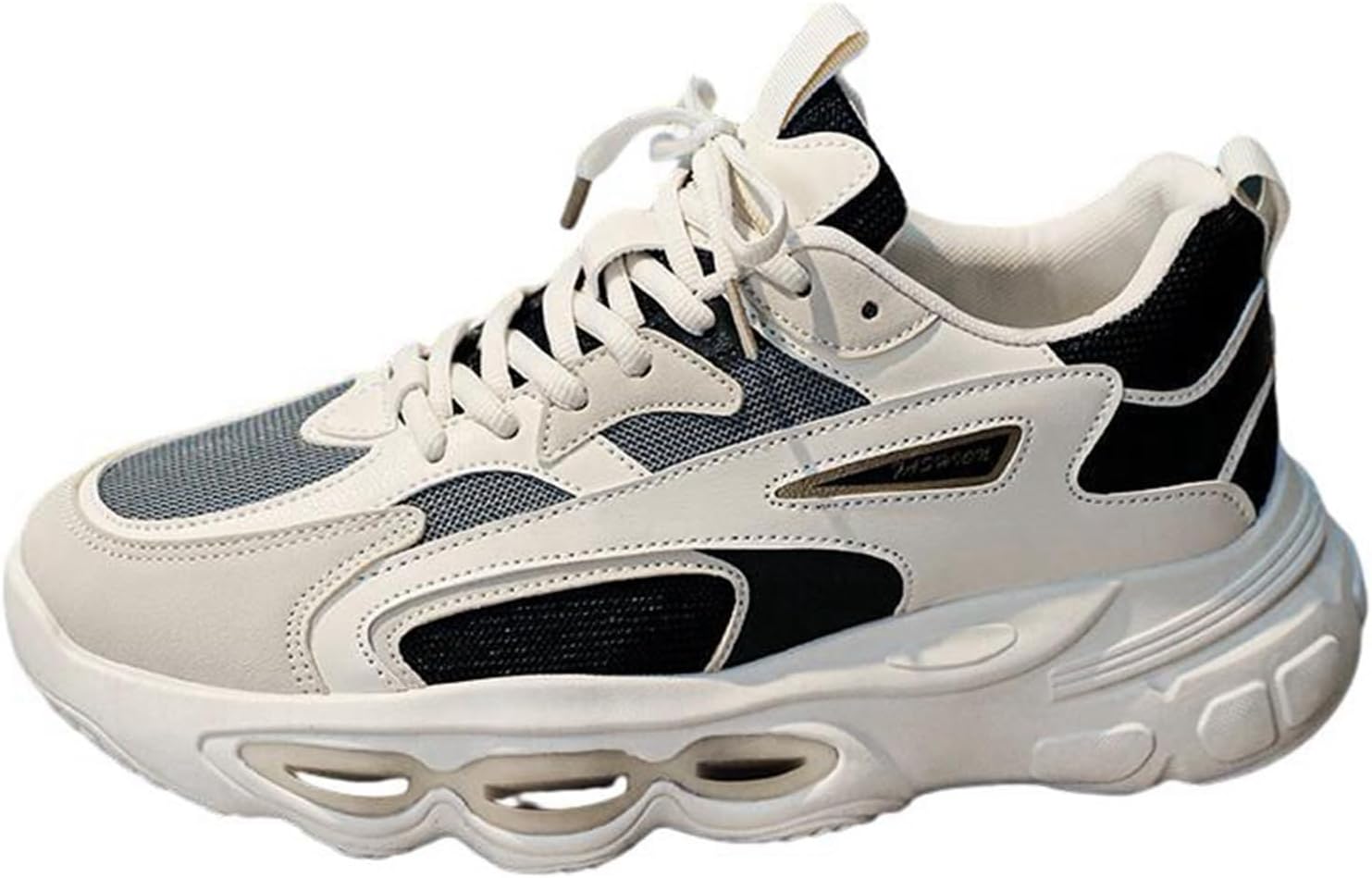 　　　 -------商品詳細------- 【滑り止め】新型の耐滑靴底には、高弾力性と滑りにくい特性だけでも、晴れも雨も兼用、安心して履いていただけます、いつも外回りのサラリーマンへお役に立ちます。 【高いクッション性】ソールは凸凹で、踵に衝撃吸収技術を設計し、着地時の衝撃を分散させて、足と膝を安全に守ります。 【機能性】運動に欠かせない「軽量」「耐久性」「弾力性」「通気性」等の機能性を持ち、足を優しくサポートしてくれるランニングシューズで、スポーツ用としても大活躍してくれます。 【デザイン性と実用性】シルエットを美しく見せる為、デザインディティールを追求し洗練されたデザインと実用性の両面を兼ね備えたシューズです。 【用途】普段履きはもちろん、通勤通学など活躍すること間違いなし！季節を問わず、オールシーズン履いて頂けるオススメの1足です。説明 ????????ご来店いただきありがとうございます!???????? ?うちの商品をご覧になる際に、以下のことを説明させていただきます。 ??「商品詳細」?? メイン素材: ポリエステル PU革 ソール素材：ゴム ??「商品紹介」?? ◆柔軟性と屈曲性がある軽量タイプで通気性もよくオールシーズンで履くことができます。 ◆ベーシックなデザインなので、トレンドやスタイルを選ばず、長く使って頂くことができます。 ◆ソフト感/屈曲性が良く、不踏部分の意匠を盛り上げる事によって歩行時の内倒れを軽減し安定歩行を実現しました。 ◆耐磨耗と滑り止めなどの性能に優れ、靴底が磨り減りにくい。更に、柔らかくて、屈曲性がいいから、足の動きを柔軟に対応できる。 ◆流行に流されないシンプルなローカットスニーカーです。お仕事用のサンダル代わりにも履いて頂けます。カジュアルなスタイルからフォーマルな服装にもバッチリハマる優れものです。トレンドのワイドパンツと合わせたり、スラックスなどと合わせてもお楽しみいただけます。 ??「ご注意」?? ?足幅：甲が高めの方・幅広・ゆったりめが好みの方は1サイズ大きめがおすすめです。サイズ感につきましては、個人差がございますので予めご了承ください。 ?実際の製品の色は、色収差や撮影光の状態をモニターするためにここに表示されている画像とは多少異なる場合があります。 ??「検索キーワード」?? ランニングシューズ レディース スニーカー シューズ 厚底靴 通気 スポーツシューズ 履きやすい カジュアル ウォーキング トレーニング 通学 通勤 普段履き ランニングシューズ スニーカーシューズ ウォーキング レディース 軽量 スポーツ フィットネス 厚底 身長アップ メンズ ジム靴 運動靴 通勤 通学 日常着用 スニーカー レディース スポーツシューズ ランニングシューズ 靴 ウォーキングシューズ 運動靴 カジュアル トレーニング 超軽量 おしゃれ 幅広 通気 滑り止 男女兼用 スニーカー メンズ レディース ナースシューズ スポーツシューズ スリッポン ウォーキングシューズ カジュアルシューズ 超軽量 通気 滑り止 男女兼用 高齢者