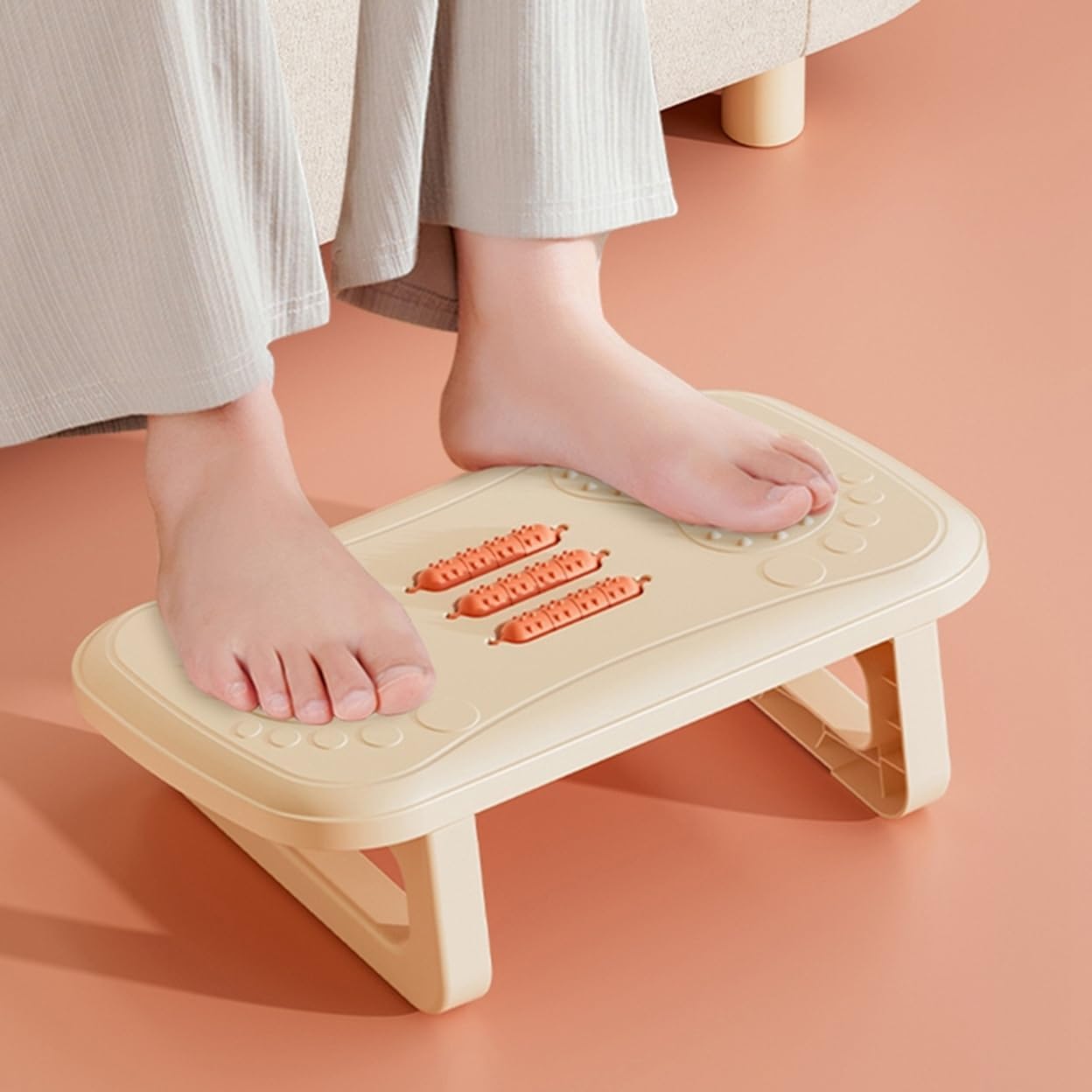 　　　 -------商品詳細------- 【実用フットレスト】サイズ(約)：37*23*11=幅37×奥23高11cm、（人工測量なので、多少の誤差がある場合がございます） 【長持ちする素材】軽量で耐久性のあるPP素材で作られています。ペダルは機械加工された強化プラスチックで作られています。誤って蹴っても壊れにくいです。 【携帯・取り外し可能】このオフィスフットスツールは、複雑な工具を使わずに簡単に組み立てることができます。旅行や出張の際に、足を休めるのに役立ちます。車、学校、家庭、オフィスで使用できます。旅行や出張の際に、このポータブルフットマッサージャーを携帯して、疲れた足を和らげることができます。 【マッサージ面とローラーマッサージ】テーブル下のオットマンは、表面に凹凸があります。足を乗せると足の裏をマッサージできるので、体をリラックスさせ、ストレスを解消し、長時間座っているときの不快感を軽減できます。素足で転がしたり、靴下や靴下で転がしてマッサージすることができます。フットレストは、足と脚の圧力と緊張を和らげます。 【広く使用】長時間のデスクワーク時の足の疲れを軽減し、体が前傾するのを防ぎ、腰への負担を軽減し、足を持ち上げずに安定した姿勢で作業できるようにし、集中力を高めます。自宅、オフィス、フィットネスに最適です。リビングルームのソファの近くや学習テーブルの下にある完璧なフットレスト。説明 ラク生活 快適な暮らし 便利な踏み台♪どのトイレにもフィットするデザインで、使用しない時も邪魔になりません。 シンプル、丈夫で安定感のあるデザインなので、オフィス、玄関、洗面台・キッチンなどトイレ以外の場所でも違和感なく使えます。 足元に踏み台を置き、自然と35°になるような姿勢をとり、スムーズな排便を促します。 【商品情報】 サイズ(約)：（人工測量なので、多少の誤差がある場合がございます） ご注意： [使用時] 37*23*11=幅37×奥23高11cm 材質： [本体]PVC ポリプロピレン 【多目的】 すなわちバスルーム、トレ、オフィス、玄関、キッチンなどに最適です。 持ち運び便利ですので、自宅のどこでも使いやすいです。 【使用場所】 トイレ：踏み台として使えます。足をトイレ踏み台に乗せることで、自然と和式トイレを使用する時の姿勢に近くなり、踏ん張りやすくなります。 快適なトイレタイムとストレスや不安を解消する事が出来ます。オフィス/事務所/コンピューターゲーム:机の下に踏み台として使えます。仕事をする時、両足をベンチの上に置いて。玄関：靴交換スツール。 ご注意： ※トイレの形状やサイズによっては収まらない場合がありますのでご注意ください。 ※不安定な場所での使用は転倒等の事故の原因となりますのでご注意ください。