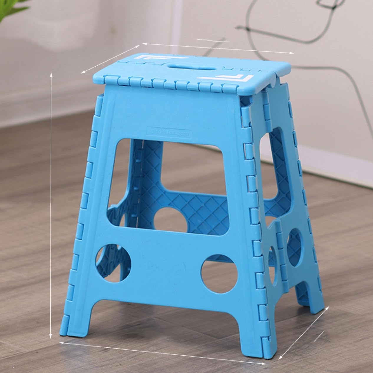 　　　 -------商品詳細------- 【サイズ】使用状態：29*22*45=幅29×奥行22高さ45cm（1個）、 SET=（2個）【素材材質】プラスチック(本体) 【場所を取らず】折りたたんだときの幅はわずか4cm！取っ手付きで使いたい場所に軽々持ち運べ、サッと開いて使える。 【収納便利】使わない時に畳んですごくスリムなので冷蔵庫やソファー等の隙間に置いたり全然置き場所にも困りません。車のトランクに場所を取らず収納出来てキャンプやBBQ時などに荷物になりません。 【多機能で幅広い用途】ペダル+椅子、実用的で多機能。屋内、倉庫、公園、釣り、キャンプなどの場所で使用できます。 【滑り止め付き】天板と底に滑り止めゴムを配置しスツールから、ノンスリップ機能で安定性を保てる折りたたみ踏み台。説明 ラク生活 快適な暮らし 簡単に広げればどこでも使える、便利な折りたたみ踏み台♪ 折りたたみ踏み台、折りたたむとコンパクトサイズになるので収納場所にも困りません♪ 【商品情報】 サイズ(約)：（人工測量なので、多少の誤差がある場合がございます） [使用時] 29*22*45=幅29×奥行22高さ45cm（1個） SET=（2個） 材質： [本体]プラスチック 【収納便利】： 使わない時に畳んですごくスリムなので冷蔵庫やソファー等の隙間に置いたり全然置き場所にも困りません。車のトランクに場所を取らず収納出来てキャンプやBBQ時などに荷物になりません。 【さまざまなシーンで活躍】： キッチンにて高いところのものを取ったり、玄関にて靴をはくときにちょっと腰掛けたり、野外に持ちだしてキャンプやスポーツのときの椅子としても活用できます。 ご注意： ● 人工測量なので、1~3cmの誤差がある場合がございます。 ※折りたたむ際は結合部やプレートの間に指を挟まないようご注意ください。ケガの原因となります。 ※不安定な場所での使用は転倒等の事故の原因となりますのでご注意ください。
