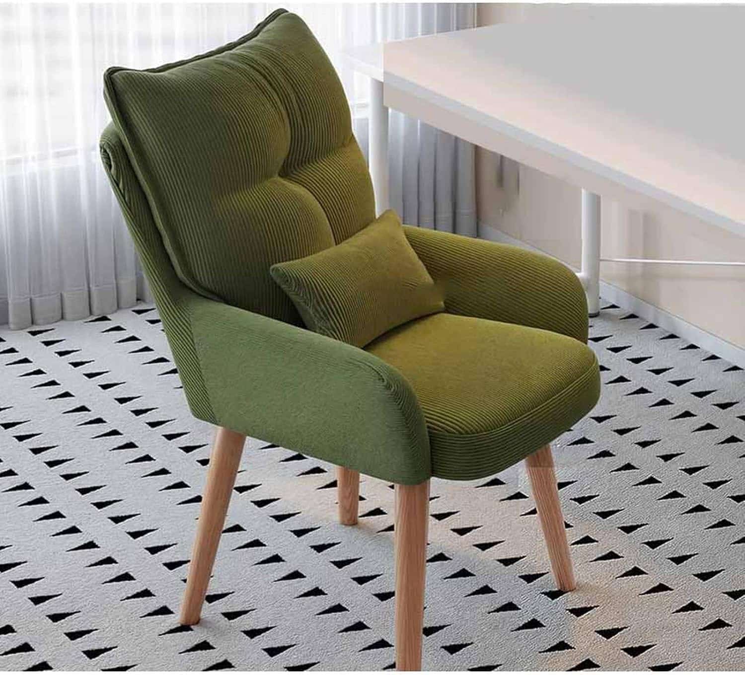 　　　 -------商品詳細------- ■ 個口数： 1個口 (組立品) ■サイズ幅*奥行*高さ：約 53*42*80cm ●立ち座りしやすい360度回転するチェアは、両サイドにある肘置きで身体を支える事が出来るので、足腰への負担を減らし、立ち座りが楽にできます。 ●座面にクッション性のある肉厚ウレタン仕様で、座り心地も安心です。高弾性フォームが充填されており、座り心地がよく、安定感があります。 長時間の使用でも疲れない！ ●天然木製の脚に自然オイル（植物性オイル）を塗布しています。木目の美しさはもちろん、温かみが感じられるという魅力があります。 【組み立て簡単】座面と脚を固定するだけでOK！一人でも簡単に組み立てることができます。説明 商品説明 ■組立品 ■材質 張地：コーデュロイ（布） 脚部：天然木（脚） ■個口数：1個口 (チェア単品) / 組立品（脚のみ、ネジ取付） ■組み立てが簡単なダイニングチェア: 組フラットな状態でお届けしますが、組み立ては脚と座面を固定するだけ。複雑な作業がなく、すぐに組み立てる事ができます。すべての組み立てキットが提供されます。ダイニングチェア 1脚 チェア 回転 回転椅子 カフェ 北欧 カフェチェア アンディーク リビングチェア 椅子 イス 家具 おしゃれ『チェア単品』 商品説明 ●組立品 ●シンプルなフォルムで色々なテイストに合わせやすい回転式チェア ●身体もフィットするから包み込まれるような感覚に。 ●座面が回転するため、立ち上がりは楽で機能面も充実 ●毎日使用するダイニング空間だからこそ、デザイン性と座り心地を兼ね備えた、快適にお過ごしいただけるチェア 【いろんな場所で使用可能】 北欧、ナチュラルテイストからカフェやレトロテイストなど、幅広いお部屋でコーディネートして頂けるウッドチェアとなっております。 ★★★組立かんたん★★★　座面と脚を固定するだけでOK！一人でも簡単に組み立てることができます。 ★★★シーンを選ばないデザイン性★★★　どんな空間にもマッチするシンプルデザインで、用途を選ばずコーディネートの幅が広がります。 ご購入前の注意事項 ・曲線や個体差があるため、表記サイズと若干の誤差が生じる場合がございます。予めご了承の上お買い求め下さい。 ・モニターにより実際の色と異なる場合がございます ・カメラ 光線の加減で実物と色が多少異なる場合がございますので、予めご了承ください。 ・製品について問題がある場合、お気軽にお問い合わせ下さい。 ・商品の輸送中に、多少の傷や汚れがある場合も御座います。ご了承ください。