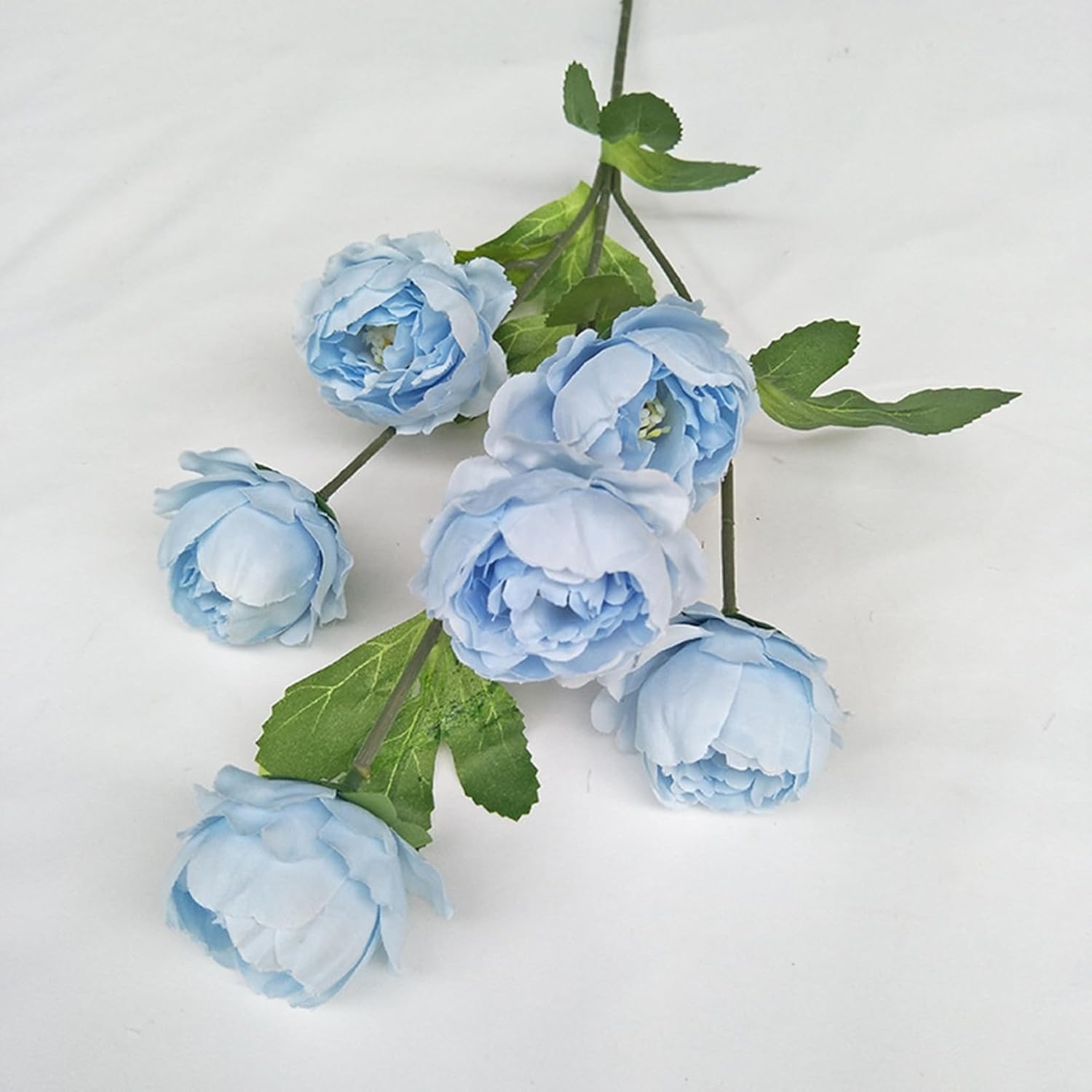 　　　 ◆◇◆売れている秘密◆◇◆ 【世話不要】アートフラワーは、花瓶に入れて結構です。場所を選ばない、世話、水なども不要、枯れる心配もいりません。自由に広げたり、曲げたりできるのもポイントです。（直射日光の当たる場所や屋外で使用すると、色落ちや変色する恐れがありますので、ご了承ください。） 【本物そっくり】リアルな質感たっぷりの造花ダリアブーケ。シルク製アートフラワーは玄関・リピング・サニタリー空間などに飾ればお部屋が華やかになります。造花なので枯れる心配がなく一年中飾っておくことができます。 【枯れない花】飾っておくと本当に生花のような雰囲気を出してくれます。観賞花期が長いです。高品質のシルク布という素材で本物そっくりとあった、どうせなら枯れずに長持ちする造花です。 【プレゼント】結婚式、卒業式、自宅、オフィス、店舗装飾用に、番組やコスプレなどの撮影用や舞台の小道具にもお使いいただけます。また工夫が詰まった美しく花束はバースデー、誕生日、お祝い、母の日、ホワイトデー、父の日、新学期、新生活、 卒業、記念日などのギフト、プレゼントとして感謝の気持ちを込めて伝えできます。 【花束の仕様】1本だけ。花束のサイズ：高さ約60cm。1本5プロング、6つ花直径5.5cm、いくつかの葉が持っている。花瓶なし。（茎部分はお好みのサイズにカットして調節可能です。）※本商品は1束のみ販売します。(3束の場合は数量3にしてください。) 　　　◆◇◆注意事項◆◇◆ご覧のモニターの環境、撮影環境により実物と色味が異なって見える場合がございます。湿った状態で他のものと擦り合わせると色が移る恐れがあります。濃色品の洗濯時は、白色、淡色と分けて洗ってください。説明 商品紹介 生花と違い、水を入れず、そのまま花瓶に挿して飾ったり、他の造花と組み合わせたり様々な場所に飾ることが可能です。 枯れてしまう本物に花と違う永遠に美しさ状態を保つことができます。お手入れか簡単で生活の空間に飾ると心を癒しくれます。 【様々なシーンの贈り物】：入学式、母の日、クリスマス、結婚記念日、誕生日など特別な日、大切な人に「ありがとう」「おめでとう」「頑張ろう！」「これからもよろしく」そんな気持ちを込めて、お花のギフトを贈りましょう。 【用途】花アレンジ、インテリアフラワー、花瓶に入れて飾ったり、他の造花と組み合わせたり、手作りブーケを作ったり、撮影、美術館、オフィス、店舗、部屋、庭園、喫茶店などのディスプレイに最適です。 ご注意 ◆花瓶は商品に含まれません。撮影用の小物などはイメージのため、商品には含まれません。ブーケのみの販売です。 ◆PC、環境、光の具合等により、色のイメージが画像と若干異なる場合が御座います。 ◆造花は梱包の際に、押されて変形する可能性がありますが、少し調整したら回復できますので、ご心配しないでください。 ◆直射日光を避けてください。