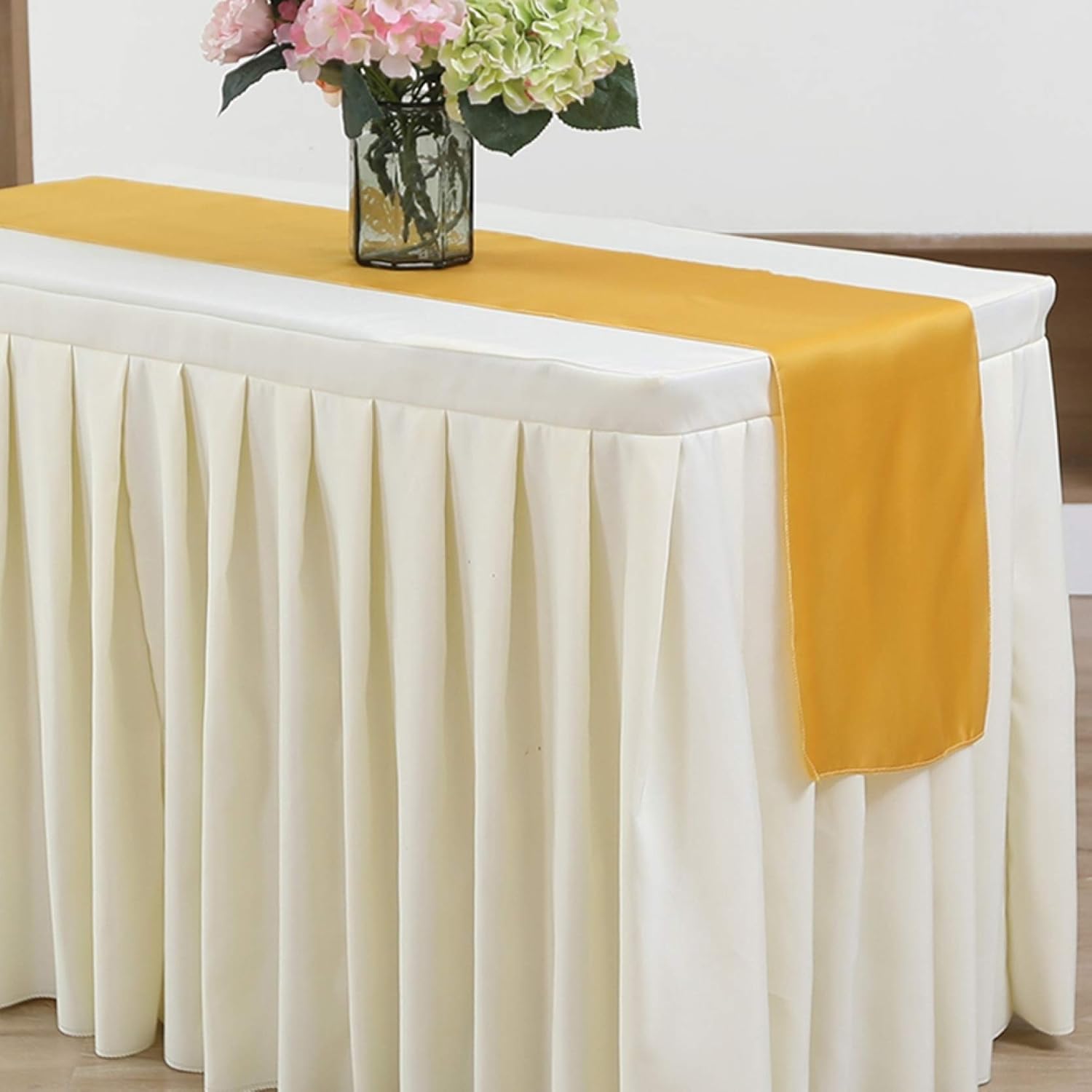 　　　 ◆◇◆売れている秘密◆◇◆ テーブルクロス ホテル レストランをインテリアの一つとして、シンプルで明るいお部屋を彩ります。お部屋が一気に明るくなる、 みんなハッピー、楽しい食卓。 定期的に替えてお部屋の雰囲気を替えて みてはいかがでしょうか。ギフト、プレゼ ントにも最適です。 敷くだけでほのかな高級感を出し、存在感がありつつも、部屋のインテリアに見事に調和できます。結婚式、誕生日、パーティーあるいはクリスマスの際に最適、イベント感を一気に盛り上げる。 いつもの食卓をワンランク上に格上げしてくれるテーブルランナーです。 手洗いをお薦めます。 30度以下のお湯で手洗い可能です、洗うとき、長時間水に浸漬しないでください。 　　　◆◇◆注意事項◆◇◆ご覧のモニターの環境、撮影環境により実物と色味が異なって見える場合がございます。湿った状態で他のものと擦り合わせると色が移る恐れがあります。濃色品の洗濯時は、白色、淡色と分けて洗ってください。説明 鮮やかなカラーのテーブルランナーを敷くだけで、高級感もあり、落ち着いたお部屋の雰囲気を作ります。 良い雰囲気：この北欧食卓ランナーを置くだけで、ロマンチック感が生まれます。 存在感はありますが、お部屋のインテリアにぴったりです。 イベント感を一気に盛り上げる。 いつもの食卓に上品な雰囲気をプラス。 洗濯：手洗いをお薦めます。 30度以下のお湯で手洗い可能です、洗うとき、長時間水に浸漬しないでください。 適用場所：ホテル、宴会、展示会、披露宴、パーティーなどのテーブルのデコレーションにお勧めです。色々な場面で使えます。 豊かなサイズ展開で、是非お好きなサイズを選べるでしょう。