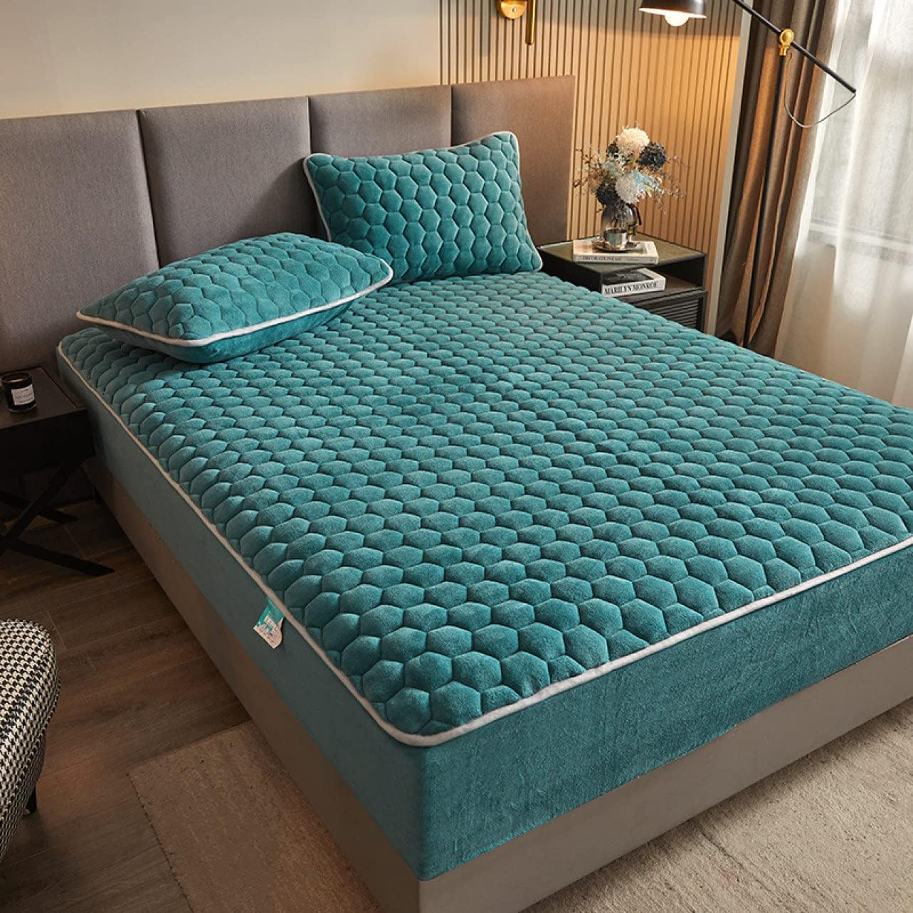 　　　 ◆◇◆売れている秘密◆◇◆ 【サイズ】：ボックスシーツ（1点）：0.9*2.0m 1.2*2.0m 1.35*2.0m 1.5*1.9m 1.5*2.0m 1.8*2.0m 1.8*2.2m 2.0*2.2m；3点セット：SET1（ベッドスカート135*200cm*1点+枕カバー*2枚）； SET2（ベッドスカート150*190cm*1点+枕カバー*2枚）； SET3（ベッドスカート150*200cm*1点+枕カバー*2枚）； SET4（ベッドスカート180*200cm*1点+枕カバー*2枚）； SET5（ベッドスカート180*220cm*1点+枕カバー*2枚）； SET6（ベッドスカート200*220cm*1点+枕カバー*2枚）；。 【暖かいマイクロファイバー】キメの細やかなマイクロファイバー素材を採用し、体から出る熱を利用して保温力がアップ、薄くて軽いのに寒い季節でも暖かさを逃さず、快適な睡眠をサポートします。 【一体式】ベッドシーツと敷きパッドは一体的で普段の寝室がこのままでも立派だ。ちりが入るのを防ぐ、ベッドの下も綺麗になります。【静電気防止加工】静電気抑制のカーボン糸を使用しているので、パチパチと不快な静電気が起こらず、静電気によるストレスが解消されます。 【取り外し簡単】全身ゴム付け、着脱簡単、マットレスの角をぴったり包みます。マチ部分は約30cmになります。厚さ5-28cmのマットレスにぴったりフィットします！ベッド / マットレス用/ 敷き布団に、いろいろ使えます、寝相が悪くても大丈夫です。毎朝時間をかけて整理する必要がありません。忙しい毎日だから、使いやすい。 【丸洗いok】ご家庭で洗濯できるので、お手入れ楽々です。いつも清潔に使えて、お子様にも安心です。　洗濯後シワが付きにくいので、お手入れも簡単です！洗い替え用に2枚以上のご購入をお勧めします。洗い替え用に、お客様用に、何枚あっても重宝します。 納期は約9-15日です。天候・交通事情・運送会社の配送状況などにより、お届けが遅れる場合もございますので、ご了承下さい。もし何かございましたら、別途メールにてお知らせいたします。 　　　◆◇◆注意事項◆◇◆ご覧のモニターの環境、撮影環境により実物と色味が異なって見える場合がございます。湿った状態で他のものと擦り合わせると色が移る恐れがあります。濃色品の洗濯時は、白色、淡色と分けて洗ってください。説明 サイズ： ボックスシーツ（1点） 0.9*2.0m 1.2*2.0m 1.35*2.0m 1.5*1.9m 1.5*2.0m 1.8*2.0m 1.8*2.2m 2.0*2.2m セット SET1（ベッドスカート135*200cm*1点+枕カバー*2枚）； SET2（ベッドスカート150*190cm*1点+枕カバー*2枚）； SET3（ベッドスカート150*200cm*1点+枕カバー*2枚）； SET4（ベッドスカート180*200cm*1点+枕カバー*2枚）； SET5（ベッドスカート180*220cm*1点+枕カバー*2枚）； SET6（ベッドスカート200*220cm*1点+枕カバー*2枚）； 快眠敷きパッド 表面マイクロファイバーで、肌触りが最高です。 毛玉やほつれなどがなく、静電気も少ないため、オールシーズン対応。 ★崩れにくい敷きパッド キルティング加工、そして縁までも丁寧に縫製しているため、何度も洗濯しても型崩れが発生しない。 ★防ダニ・抗菌・防臭　丸洗いできる敷パッド 毎日使う布団やマットレスの汚れを防ぐ敷パッドだから、ご自宅の洗濯機で洗濯OK。 ★ゴムバンド付きでズレにくい 四角のズレ防止ゴム付け、着脱簡単、マットレスの角をぴったり包みます。 敷き布団にぴったりフィットして、いろいろ使えます。 【備考】 \u203b商品は圧縮された状態で梱包されています。使用前に一度風通しの良いところで陰干しし、軽く振ってください。 \u203bベッドパッドだけ販売しています。写真の枕は展示のみです。 \u203b写真の色調はモニターの機種や設定により実際の商品と異なる場合がございます。