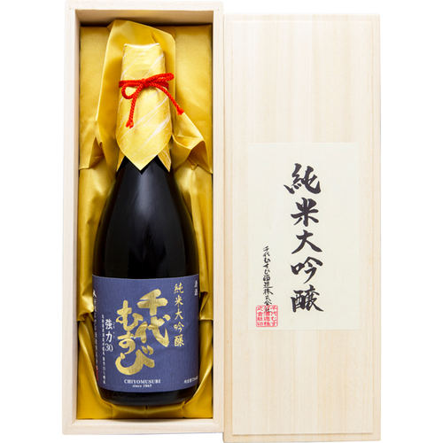 強力シリーズ最高精米。米の芯の部分のみを使用した純米大吟醸です。深い味わいでありながらキレのある良いお酒です。【製造者】千代むすび酒造株式会社／鳥取県境港市大正町【名称】純米大吟醸【容量】720ml【アルコール度数】16％【原料米】強力米【精米歩合】30％【日本酒度】+3.0 ■関連 プレゼント/飲み比べ/セット/晩酌/鳥取/贈り物/ギフト/誕生日/御祝/結婚祝い/出産祝い/内祝/お返し/引き出物/入園祝い/入学祝い/就職/昇進/退職祝い/引越し/新築/開店祝い/記念日/お祝い/還暦/古希/喜寿/傘寿/米寿/卒寿/白寿/バレンタイン/ひな祭り/ホワイトデー/新生活/母の日/お母さん/父の日/お父さん/お中元/敬老の日/ハロウィン/クリスマス/お歳暮/年越し/お正月/新年/お年賀/お土産/砂丘/慶応元年創業　慶びの志を結ぶ 千代むすび は伝統の技と「本物」を醸す心を大切に、「安心」「健康」な美味しい酒造りを通じ、お客様との「環」をもっと豊かにむすびたいと一同心を込め日々研鑚に努めております。千代むすびのお酒を皆様の素敵な人生にぜひお役立てください。
