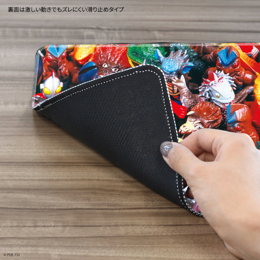 グルマンディーズ楽天市場店の【公式】8月下旬発売予定　ウルトラマン デスクマット ウルトラセブン ウルトラマンジャック ウルトラマンタロウ ウルトラ怪獣 レトロソフビ ソフビ すべり止め ラバーマット 滑り止め オフィスワーク 学習机 卓上 大きい デスクシート オフィス ゲーミング 大型 大判｜アングル3