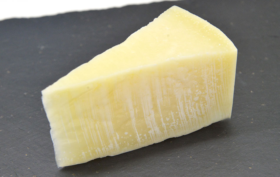 羊乳チーズ 3ヶ月熟成 青ラベル セミハードチーズ 羊ミルクチーズ(約200g)【 不定貫8,400円/kgで再計算】冷蔵