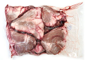 さくさくした歯ごたえのハツは塩を利かせた串焼きが美味しい。ラム特有の癖はないので豚ハツと同様にお使い下さい。ニュージーランド産のラム肉は、抗生物質不使用・ホルモン剤不使用で育てられます。 　商品情報 原産国 ニュージーランド 原材料 子羊　心臓 規格 1パック　約1.1kg（900g〜1.3kg）5〜7個入 賞味期限 製造より冷凍1年半 配送温度 冷凍 【食べ方メモ】 おすすめの食べ方　焼く・炒める ・焼き肉 【メモ】 スライスし焼いてお召し上がり下さい 【同梱について】 他ご注文商品と同梱包で発送させていただきます。温度帯の違いにより、同梱包できない商品につきましては、2梱包めの送料が発送いたします。ご了承ください。 詳しくは「送料について」をご覧ください＞＞ 【商品の価格表示について】 こちらの商品は不定貫（1つ1つ重量差のある商品）になりますので、重 量・価格は平均値を表示させていただいております。ご注文後に商品の正確な重量金額をメールにてご連絡させていただきます。ラム ハツ（心臓）（冷凍・不定貫） この商品を購入された方のレビュー ♪ももじ♪さん 糖質制限ダイエットに♪ 鹿とラムの商品を買った中で、火をしっかり通しても一番柔らかかったのは、ラムの心臓です。 タンの柔らかさとまではいきませんが、見た目あんなに肉々しいのに。 切る時、しばしば貧血を起こしそうになりました‥。モモ肉では、何とも思わないのですが…。 大動脈なのか上大静脈なのか、立派な管が…。子羊が生きていたんだなと色々思いつつカットしました。 原型がなく細切れになれば、恐怖心もなく。 普通に炒め、感謝しつつ美味しく頂けました。 この商品の全てのレビューを見る&gt;&gt;