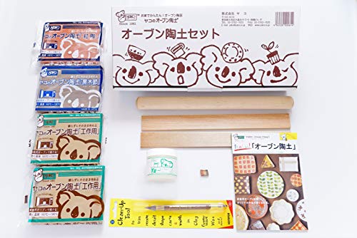 オーブン陶土(工作用400g2個、黒木節400g1個、紅陶400g1個)、5mmたたら板2枚、のし棒1本、かんな1本、耐水・耐油コート剤 Yu〜100mL1本、テキスト1冊セット内容:オーブン陶土(工作用400g2個、黒木節400g1個、紅陶400g1個)、5mmたたら板2枚、のし棒1本、かんな1本、耐水・耐油コート材「Yu~」100ml1本、テキスト1冊 練らずに作れて、乾燥後に家庭用のオーブンを使い焼成できる粘土と用具のセットです。付属のテキストを読みながら、手軽で簡単に陶芸が楽しめます。焼き上がりは、実用充分なインテリアとしても使える作品になります。 「工作用」「黒木節」「紅陶」の3種類の陶土は、その特質が同じため、混ぜ合わせて使用することができます。アクリル絵の具や水彩絵の具などを練りこむこともでき、成形には陶芸用の用具やパレットナイフが使用できます。作品によっても異なりますが、数日から1週間程度は乾燥させてください。しっかりと乾燥させた後、160~180℃に設定したオーブンで焼きます。焼成時間は作品によって異なりますが、30~40分を目安にしてください。全体にこんがりと色がつけば出来上がりです。 水を入れて使う食器や花器のように、防水加工をしたい場合は、同梱の耐水・耐油コート剤「Yu~」を使用してください。オーブン陶土で作った作品を充分に焼き上げ、作品が冷めたら筆で塗り、乾燥した後に100~120℃で15~30分程度加熱し、冷めれば出来上がりです。