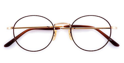 【 BJ Classic ( BJクラシック ) COM-114L 】 ▼仕様 ・生産国:日本 made in japan ・素材:合金(モネル)+レザータイプ塗装 ・レンズサイズ:49mm ・レンズ天地サイズ:42mm ・ブリッジサイズ:20mm ・テンプルサイズ:143mm ▼フレームカラー ・C-1-1 ゴールド/ブラック ・C-1-2 ゴールド/ブラウン ・C-2-1 シルバー/ブラック ・C-3-2 アンティークゴールド/ブラウン ※レンズをご希望の場合は、セット内容(レンズ選択)の項目から、ご希望のレンズをお選びください。 ※カラーレンズ等、セット内容(レンズ選択)以外のレンズをご希望の場合は、「LENS EXCHANGE レンズ交換」よりご希望のレンズをお選びください。 C-1-1 ゴールド/ブラック C-1-2 ゴールド/ブラウン C-2-1 シルバー/ブラック C-3-2 アンティークゴールド/ブラウン チタン鼻パッドに交換できます