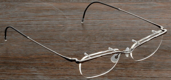【American Optical (アメリカンオプティカル) ルネサンス AO-305】 Since1833 現存する世界最古の眼鏡メーカーAmerican Optical 。眼鏡メーカーの歴史は、American Optical から始まったと言っても過言でない。 Bros Japan 社長自宅に眠っていた、秘蔵のコレクション。 5万円前後の販売価格の商品を、太っ腹に大放出してくれました。 世に現存する最後の新品秘蔵コレクションです。 ▼仕様 ・生産国:日本 made in japan ・素材:Titanium/12KGF(金張り) ・レンズサイズ:52mm ・ブリッジサイズ:17mm ・テンプルサイズ:145mm ・ケーブルテンプル ▼フレームカラー ・C-1 ピュアゴールド ・C-2 ピュアシルバー ・C-3 ダークグレー ※レンズをご希望の場合は、セット内容(レンズ選択)の項目から、ご希望のレンズをお選びください。 ※カラーレンズ等、セット内容(レンズ選択)以外のレンズをご希望の場合は、「LENS EXCHANGE レンズ交換」よりご希望のレンズをお選びください。 C-1 ピュアゴールド C-2 ピュアシルバー C-3 ダークグレー American Optical (アメリカンオプティカル) ルネサンス AO-305