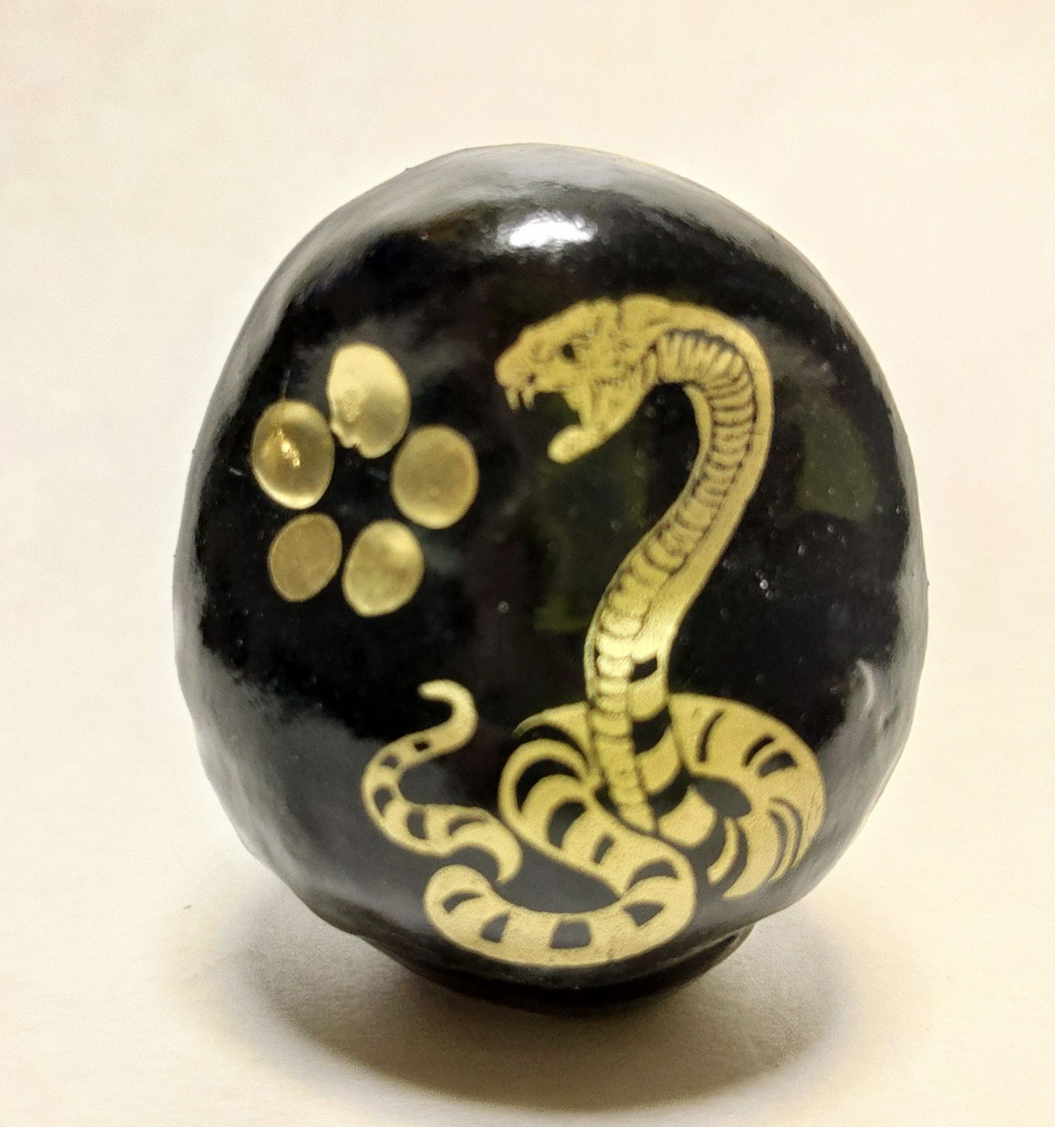 巳年の干支だるま　蛇がデザインされてます！ 黒いだるまさんにヘビが入った超ミニサイズのダルマさん 縁起物のヘビ！ 黒に金蛇の開運だるまです サイズ：高さ、約4.5センチ カラー：黒 材質：張り子 生産国：日本 卓上サイズのマスコットだるま！...