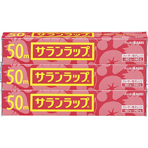 ・ 50メートル (x 3) ・商品サイズ (幅×奥行×高さ) :幅22×長さ50m・原産国:日本・内容量:22cm×50m 3本商品紹介 ●密着性が良く、ハリ・コシがあって丈夫です。●酸素を通しにくく、食品の変質を防ぎます。●水分を逃がさず、新鮮さを保ちます。●耐熱温度は140℃、耐冷温度は-60℃。電子レンジ加熱から冷凍保存まで幅広く使えます。●香りを保ち、においを通しにくい構造です。●酸や塩分にも強いので、梅干し、レモン等を包むのに適しています。・使用上の注意 ●火気に近づけないでください。●油性の強い食品を直接包んで、電子レンジに入れないでください。●食品包装用途以外に使用しないでください。●ガス台やオーブン、オーブントースターなど、熱に近づけないでください。ラップ同士がくっついて使えなくなります。●オーブン、グリル、オーブントースター、直火、鍋などでの煮沸や湯せんには使用しないでください。●電子レンジ、オーブンレンジなどの調理器具で使用する場合は、その取扱説明書に従ってください。●廃棄時は各自治体の定める方法に従ってください。箱・紙管:紙、ラップ(フィルム):プラ、刃:金属・原材料・成分 【原材料名】ポリ塩化ビニリデン【添加物名】脂肪酸誘導体（柔軟剤）、エポキシ化植物油（安定剤）