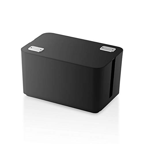 シンプルブラック/4) 4個口タップ収納/EKC-BOX002BK・Color:ブラックSize:4) 4個口タップ収納・パッケージ個数:1・複数のケーブルやコードで雑然としがちな電源タップまわりを、スッキリ快適になるケーブルボックスです。・4個口の電源タップを収納可能です。・天面のフタを外して電源タップを収納するだけで使用可能です。・左右どちらからでも電源ケーブルを出せるように、側面にスリットを施しています。・ボックス天面には、頻繁に利用する充電ケーブルなどの使用に便利なケーブルホールを2箇所設置しています。【仕様】 ■外形寸法：W250 × D160 × H139.5 mm ■質量：610g 【説明】 ■複数のケーブルやコードで雑然としがちな電源タップまわりを、スッキリ快適になるケーブルボックスです。 ■4個口の電源タップを収納可能です。 ■天面のフタを外して電源タップを収納するだけで使用可能です。 ■左右どちらからでも電源ケーブルを出せるように、側面にスリットを施しています。 ■ボックス天面には、頻繁に利用する充電ケーブルなどの使用に便利なケーブルホールを2箇所設置しています。 ■ボックス底面には、内部の温度上昇を緩和する通気穴を施しています。 ■電源タップをボックスに収納することでホコリの蓄積を防ぎ、トラッキング現象による火災の防止に役立ちます。 ■ボックス本体の素材には、難燃性能「UL94 V-0」という優れた難燃性プラスチックを使用しています。 【商品に関するお問い合わせ】 エレコム総合インフォメーションセンター TEL. 0570-084-465 FAX. 0570-050-012 受付時間 / 10：00〜19：00　年中無休