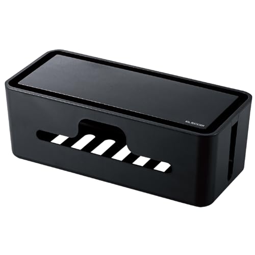 ケーブルボックスブラック/2) 6個口タップ収納/スマホスタンド付/EKC-BOX003BK・Color:ブラックSize:2) 6個口タップ収納/スマホスタンド付・パッケージ個数:1・デスクの上のケーブルや端末をスッキリ整理できる、コンパクトで場所を取らないケーブルボックスです。・4〜6個口の電源タップを収納可能です。※形状によっては収納できない場合もあります。・タブレット・スマホを立てられるスタンド機能を備えています。・天面のフタには、充電端子を通せるコードホールが6箇所設けられています。・ボックスの左右どちらからでもコード類を出せるよう、両側面にスリットを施しています。【仕様】 ■サイズ：外形寸法 約幅310×奥行140×高さ110mm※蓋を嵌めた状態 ■サイズ：収納内寸 約幅280mm×奥行110mm×高さ95mm※蓋を嵌めた状態 ■重量：約390g ■材質：ABS樹脂 ■カラー：ブラック ■その他：天面コードホール×6 ■その他：側面スリット×3 ■その他：スタンド機能使用時の推奨端末厚み:10mm以下 【説明】 ■デスクの上のケーブルや端末をスッキリ整理できる、コンパクトで場所を取らないケーブルボックスです。 ■4〜6個口の電源タップを収納可能です。※形状によっては収納できない場合もあります。 ■タブレット・スマホを立てられるスタンド機能を備えています。 ■天面のフタには、充電端子を通せるコードホールが6箇所設けられています。 ■ボックスの左右どちらからでもコード類を出せるよう、両側面にスリットを施しています。 ■収納したタップのスイッチ操作やケーブルの出し入れが可能な、内部アクセススリットを備えています。 ■ボックス底面には、内部の温度上昇を緩和するスリットを施しています。 ■ボックス底面には、設置時の横滑りや接地面への傷を緩和するシリコンクッションを備えています。 ■電源タップをボックスに収納することでホコリの蓄積を防ぎ、トラッキング現象による火災の防止に役立ちます。 ■ボックス本体の素材には、UL94規格において垂直燃焼性V-0、水平燃焼性HBグレードの難燃性プラスチックを使用しています。 【商品に関するお問い合わせ】 エレコム総合インフォメーションセンター TEL. 0570-084-465 FAX. 0570-050-012 受付時間 / 10：00〜19：00　年中無休