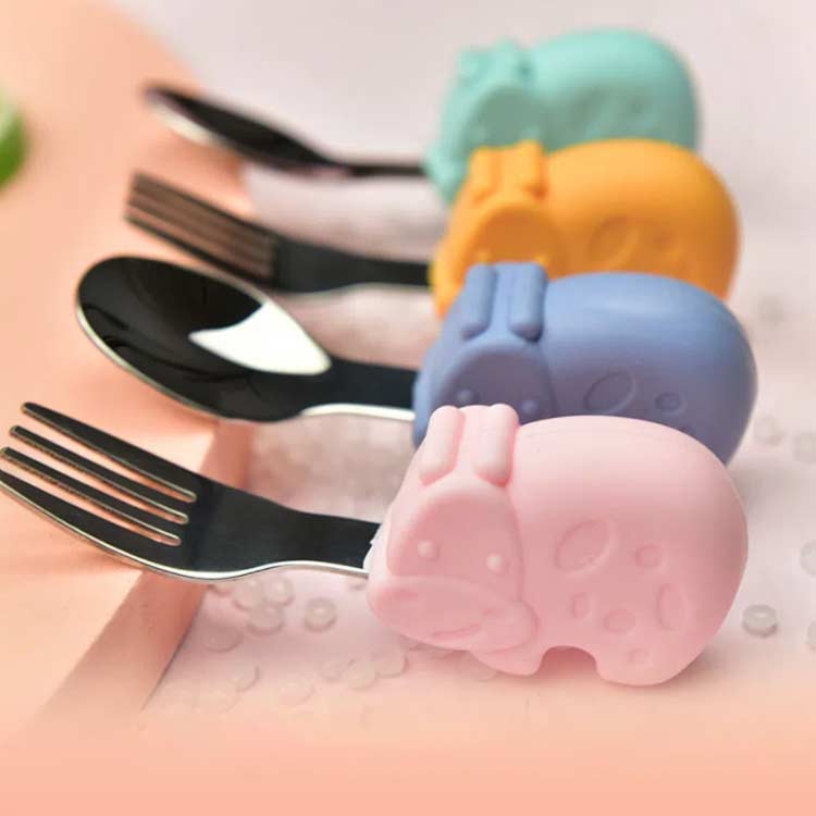 グラブアドリームの収納ケース付き ベビースプーンフォークセット 幼児用 離乳食 自分で食べる 握りやすい 握りやすい 送料無料 子供用 カトラリーセット 食事 訓練 シリコン 赤ちゃん用｜アングル2