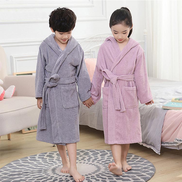 Grace Selectのバスローブ 男の子 女の子 バスタオル 厚手 綿 コットン タオル地 長袖 ロング丈 キッズ用 子供用 バスローブ お風呂上り ルームウェア 部屋着 ナイトウエア ナイトガウン ガウン ふわふわ 吸水速乾 通気性 誕生日 プレゼント 贈り物 送料無料｜アングル3