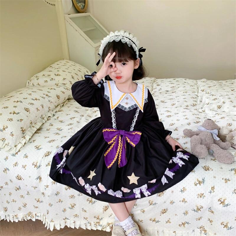 商品詳細 商品内容　 女の子 コスプレ衣装 コスチューム 生地　 ポリエステル サイズ 90:着丈：56cm バスト：52cm 肩幅：20cm 袖丈：30cm 100:着丈：60cm バスト：60cm 肩幅：23.5cm 袖丈：33cm 110:着丈：64cm バスト：64cm 肩幅：25cm 袖丈：36cm 120:着丈：68cm バスト：68cm 肩幅：26.5cm 袖丈：39cm 130:着丈：72cm バスト：72cm 肩幅：28cm 袖丈：42cm ※上記の数値は、実測によるものです。多少の誤差はご容赦ください。 カラー 写真通り 紹介 春と秋に欠かせないアイテム、子どもに喜ばれて人気のワンピース。 ウエストに大きな蝶結とクマのぬいぐるみが飾られ、可愛いイメージがある服！ 背面にはジッパーが付いていて着脱が便利です。隠れ式のバックジッパーが目立たないので見た目がいいです。 普段のおしゃれにはもちろん、女装、コスプレ、学園祭、文化祭、イベント記念日、クリスマスなども、さまざまな場合で活躍！ 注意事項 ・当店でご購入された商品は、原則として、「個人輸入」としての取り扱いになり、中国の浙江省からお客様のもとへ直送されます。 ・国外から配送される商品は、通関時に関税・輸入消費税が課税される可能性があります。 ・課税額はご注文時には確定しておらず、通関時に確定しますので、商品の受け取り時に着払いでお支払いください。詳細はこちらご確認下さい。 ・個人輸入される商品は、全てご注文者自身の「個人使用・個人消費（日本に居住する者に寄贈される物で、当該寄贈を受ける者の個人的な使用に供される場合を含みます。）」が前提となります。第三者への譲渡・転売が法令で禁止されるもの（医薬品、医薬部外品、化粧品等を含みますが、これに限られません。）もございますのでご注意下さい。 ・一部商品は国内の提携先倉庫から配送されます。 ・国内配送の商品は国内でのお買い物と同じく消費税が発生いたします。関税はかかりません。 ＊色がある場合、モニターの発色の具合によって実際のものと色が異なる場合がある。 ------------------------商品詳細 商品内容　 女の子 コスプレ衣装 コスチューム 生地　 ポリエステル サイズ 90:着丈：56cm バスト：52cm 肩幅：20cm 袖丈：30cm 100:着丈：60cm バスト：60cm 肩幅：23.5cm 袖丈：33cm 110:着丈：64cm バスト：64cm 肩幅：25cm 袖丈：36cm 120:着丈：68cm バスト：68cm 肩幅：26.5cm 袖丈：39cm 130:着丈：72cm バスト：72cm 肩幅：28cm 袖丈：42cm ※上記の数値は、実測によるものです。多少の誤差はご容赦ください。 カラー 写真通り 紹介 春と秋に欠かせないアイテム、子どもに喜ばれて人気のワンピース。 ウエストに大きな蝶結とクマのぬいぐるみが飾られ、可愛いイメージがある服！ 背面にはジッパーが付いていて着脱が便利です。隠れ式のバックジッパーが目立たないので見た目がいいです。 普段のおしゃれにはもちろん、女装、コスプレ、学園祭、文化祭、イベント記念日、クリスマスなども、さまざまな場合で活躍！ 注意事項 ・当店でご購入された商品は、原則として、「個人輸入」としての取り扱いになり、中国の浙江省からお客様のもとへ直送されます。 ・国外から配送される商品は、通関時に関税・輸入消費税が課税される可能性があります。 ・課税額はご注文時には確定しておらず、通関時に確定しますので、商品の受け取り時に着払いでお支払いください。詳細はこちらご確認下さい。 ・個人輸入される商品は、全てご注文者自身の「個人使用・個人消費（日本に居住する者に寄贈される物で、当該寄贈を受ける者の個人的な使用に供される場合を含みます。）」が前提となります。第三者への譲渡・転売が法令で禁止されるもの（医薬品、医薬部外品、化粧品等を含みますが、これに限られません。）もございますのでご注意下さい。 ・一部商品は国内の提携先倉庫から配送されます。 ・国内配送の商品は国内でのお買い物と同じく消費税が発生いたします。関税はかかりません。 ＊色がある場合、モニターの発色の具合によって実際のものと色が異なる場合がある。 ------------------------