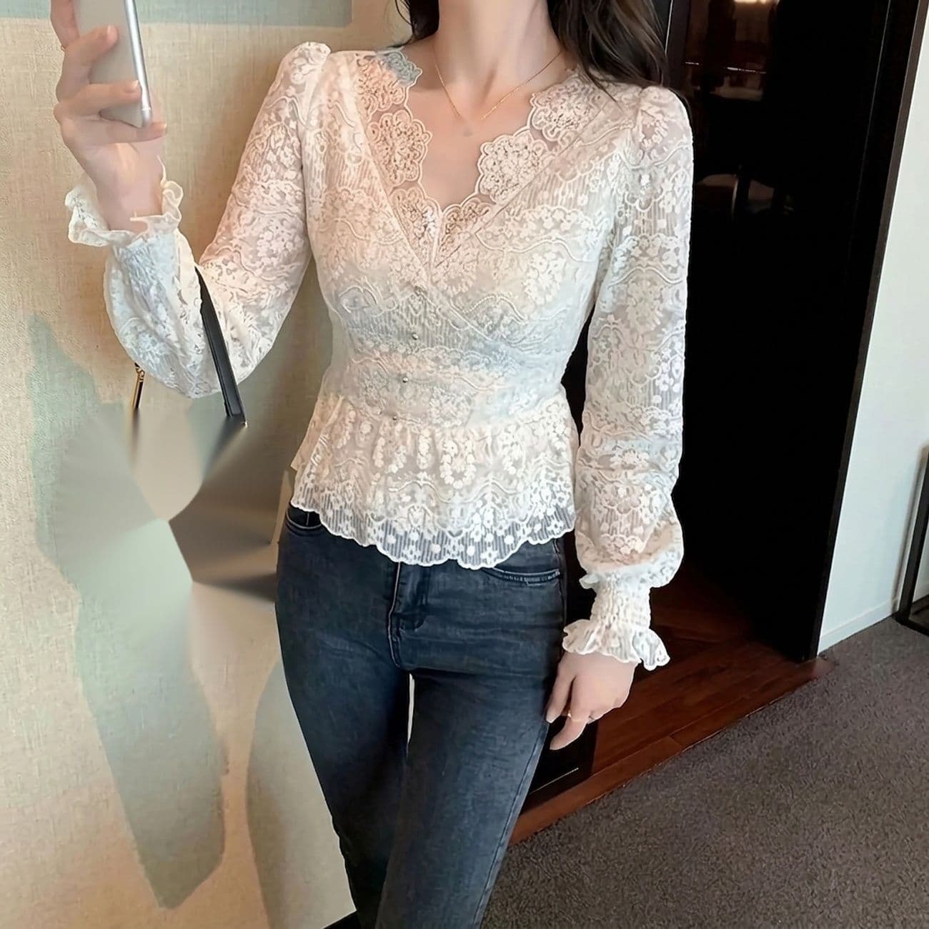 Grace Selectの【総レース】ブラウス レディース 長袖 Vネック ペプラム トップス 花柄 刺繍 裾フレア スカラップ シャツ カットソー レースブラウス きれいめ 大人可愛い シャーリング ボリューム袖 体型カバー 着痩せ 華奢見え 二の腕カバー ウエストマーク オフィス 通勤 OL｜アングル2