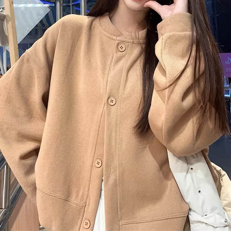 Grace Selectのレディース トップス カーディガン スウェット 上着 前開き 長袖 ドロップショルダー ストレート Iライン 伸縮性 かわいい 大人可愛い シンプル カジュアル おしゃれ こなれ感 ラフ マニッシュ ガーリー モダン 個性的 トップス とろみ感 抜け感 韓国 オルチャン｜アングル3