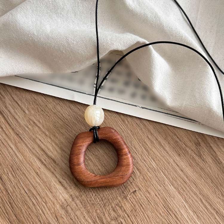 ハンドメイド シンプル ナチュラル プレゼント ペンダント おしゃれ 木製 合成革紐...