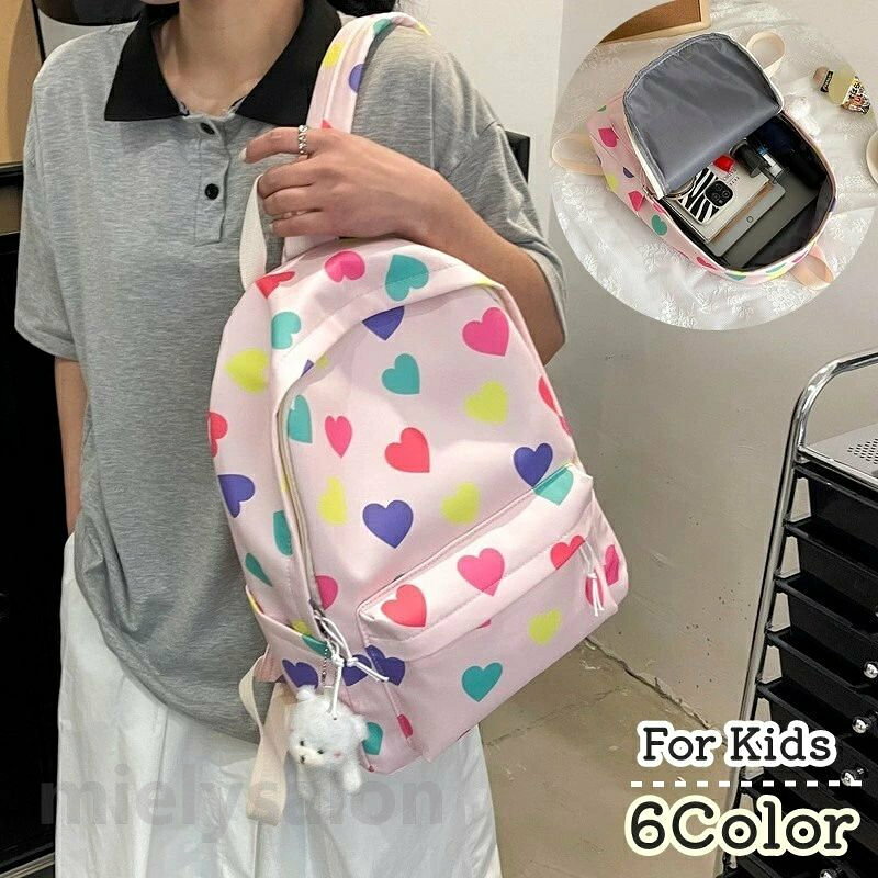 ハート柄がとってもキュートなキッズ用リュックです。 ポケットも豊富なので普段使いはもちろん、遠足や旅行にもお勧め♪ ※クマのキーホルダーは付属しておりません。 【サイズについて】 画像をご参照ください。 【カラーについて】 生産ロットにより柄の出方や色の濃淡が異なる場合がございます。 お使いのモニターや撮影時の光の加減などにより 画像と実際の商品のカラーが異なる場合もございます。 予告なしにカラーやデザインなどの変更がある場合もございます。 【素材について】 ポリエステル他ハート柄がとってもキュートなキッズ用リュックです。 ポケットも豊富なので普段使いはもちろん、遠足や旅行にもお勧め♪ ※クマのキーホルダーは付属しておりません。 【サイズについて】 画像をご参照ください。 【カラーについて】 生産ロットにより柄の出方や色の濃淡が異なる場合がございます。 お使いのモニターや撮影時の光の加減などにより 画像と実際の商品のカラーが異なる場合もございます。 予告なしにカラーやデザインなどの変更がある場合もございます。 【素材について】 ポリエステル他