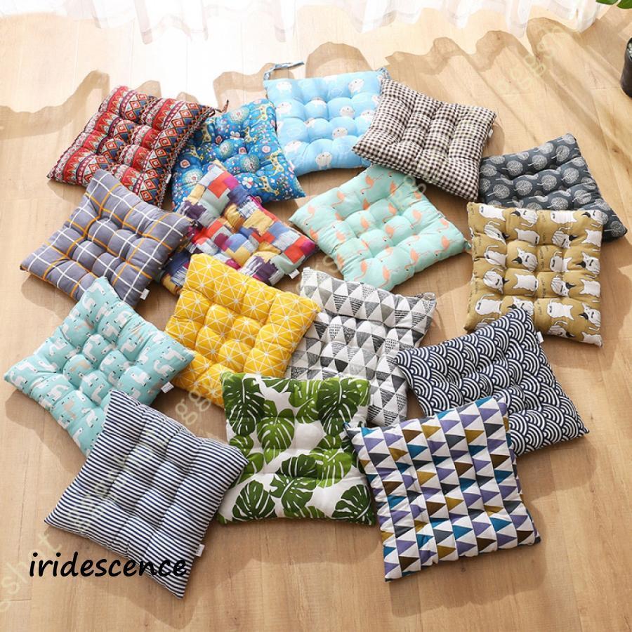 商品名:【2個セット】座面クッション、座布団、クッション、シートクッション、フロアクッション、チェアパッドサイズ:40x40cm 45x45cm 50x50cm 30x30cm 【素材】肌触りいい素材を採用しており、ふんわりとした肌ざわりが気持ちよく、椅子の快適性を高めます。 【和風】シンプルで優しい雰囲気の座布団クッションです。クッションの見た目は簡潔でおしゃれです。さまざまなルームスタイルに適用されます。 【固定】便利なひも付きで簡単にズレ落ちを防止!動いても大丈夫なのでお子様でも安心です。 【軽量クッション】軽量なので、持ち運びやすく、オフィス、ソファ、食卓、こたつ、車の座席などいろんな所で使えます。【適用範囲】クッション&座布団として車用、椅子用、椅子の上にも、床置きでも、こたつでも使えます。ソファ、畳、ベンチ、リクライニングチェア、出窓、カーシートなどに使用できます。自分の必要に応じて使うことができます。座布団 クッション 柔らかい シートク カラー(1) カラー(2) カラー(3) カラー(4) カラー(5) カラー(6) カラー(7) カラー(8) カラー(9) カラー(10) カラー(11) カラー(12) カラー(13) カラー(14) カラー(15) カラー(16) カラー(17) カラー(18) 30x30cm 40x40cm 45x45cm 50x50cm