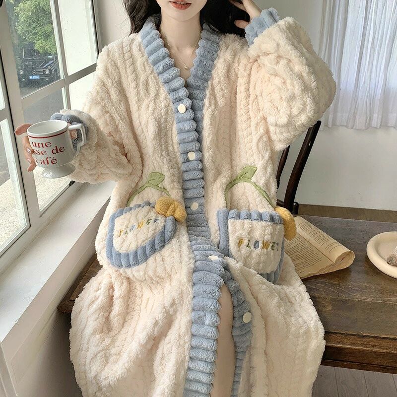 この商品について軽くて暖かい生地?寝るのが楽しみモコモコとした密度の高い両面フリース素材で、軽くて柔らかい生地で、肩や首に負担をかけません。暖かく、快適な肌触りがあり、肌に刺激がありません。肌触りは決して厚くはないが、保温性が高く、長時間着用しても型くずれしにくい。洗濯後の乾きも早いので、冬の「おうち時間」に欠かせないパジャマです。ギフト逸品や安心な保証♪お部屋でのリラックスタイムや、就寝時のパジャマ、ルームウェア、ナイトウェア、寝間着、部屋着等ご使用いただけます。仲の良い友達とのデートや旅行で着ていてもオシャレでかわいいと評判しています。日常使いにはもちろん大切な人への贈り物にもよろこばれるパジャマです。