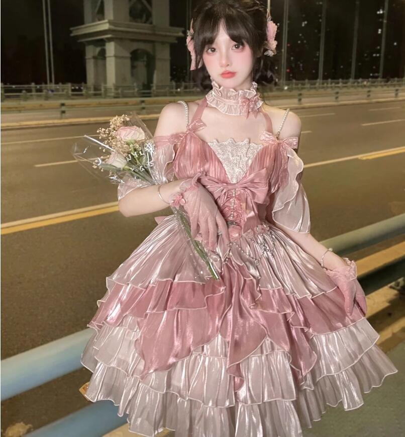 ご来店いただいて誠にありがとうございます。 ★セット内容： jskワンピースのみ 5点セット:ワンピース+後ろリボン+髪飾り+首飾り+ウエスト飾り ★素材：ポリエステル、その他 ★付属品：なし ★季節：春夏秋冬 ★サイズ（cm）：S M L XL 【ご注意】 ★実際に測ったサイズですので、採寸方法により、±2cm誤差が有る場合がございます。 ★商品画像はご覧になるモニターなどの環境によって若干の誤差があります。 ★発送上の状態によって商品がシワになる場合がございます。予めご了承くださいませ。 ★初期不良品以外、イメージ、サイズや色の感じ違いの理由など、キャンセルや返品はお受けることができません。ご了承下さいませ。 ★製造中（縫製、染色など）により商品において色味や柄、サイズに若干の誤差や、生地を織る際に糸の継ぎ目や多少のほつれ等が生じる場合がございますが、品質上の問題ではございませんのでご了承の上お買い求めくださいませ。 ★表記している商品以外のものはセットではございません。 ★在庫数の更新は随時行っておりますが、お買い上げいただいた商品が、品切れになってしまうこともございます。あらかじめご了承ください。ご来店いただいて誠にありがとうございます。 ★セット内容： jskワンピースのみ 5点セット:ワンピース+後ろリボン+髪飾り+首飾り+ウエスト飾り ★素材：ポリエステル、その他 ★付属品：なし ★季節：春夏秋冬 ★サイズ（cm）：S M L XL 【ご注意】 ★実際に測ったサイズですので、採寸方法により、±2cm誤差が有る場合がございます。 ★商品画像はご覧になるモニターなどの環境によって若干の誤差があります。 ★発送上の状態によって商品がシワになる場合がございます。予めご了承くださいませ。 ★初期不良品以外、イメージ、サイズや色の感じ違いの理由など、キャンセルや返品はお受けることができません。ご了承下さいませ。 ★製造中（縫製、染色など）により商品において色味や柄、サイズに若干の誤差や、生地を織る際に糸の継ぎ目や多少のほつれ等が生じる場合がございますが、品質上の問題ではございませんのでご了承の上お買い求めくださいませ。 ★表記している商品以外のものはセットではございません。 ★在庫数の更新は随時行っておりますが、お買い上げいただいた商品が、品切れになってしまうこともございます。あらかじめご了承ください。