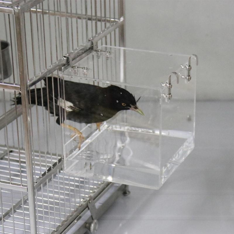 説明: 高品質の素材 - 透明なアクリル素材でできており、丈夫で軽量、頑丈、無毒、長持ち、変なプラスチック/化学的な臭いがありません。漏れのないデザイン - この鳥のバスタブは厚手のアクリル素材を採用しており、漏れのない芸術品であり、環境にも優しいです。オウムが水遊びをしているときに水が漏れても心配ありません。取り付け簡単 - フックが 2 つあり、両方向にフックを 2 か所に取り付けて、ケージの内側または外側に掛けることができます。便利にご利用いただけます。鳥の健康に良い - 水浴は鳥の健康に良く、水浴を通して羽毛のほこりや寄生虫を取り除くだけでなく、皮膚に潤いを与え、鳥が熱を放散するのを助けます。用途---セキセイインコ、ラブバード、コニュア、フィンチ カナリア、オカメインコ、インコなどの小鳥用のバードバスです。 仕様: 材質：アクリルサイズ：小 - 13x11x13cm/5.1x4.3x5.1インチ大 - 16x16x16cm/6.3x6.3x6.3インチ パッケージに含まれるもの: 1 ピース鳥かごバスご購入前のご案内 ● サイズについて：スタッフ間で測り方を統一していますが、実寸に1〜3cmの誤差がある場合がありますのでご了承ください。 ● 商品の色は、撮影時の光やモニターによって異なる場合がありますのでご注意ください。 ● 生地特性により匂いが感じられることがありますが、数日で気にならなくなります。 ● 他店舗と在庫を共有しているため、受注後に欠品となる場合があります。 ▼出荷前には全て検品を行っておりますが、万が一商品に不具合があった場合は、お問い合わせフォームよりご連絡くださいますようお願い申し上げます。営業日に対応いたしますのでご安心ください。高品質の素材 - 透明なアクリル素材でできており、丈夫で軽量、頑丈、無毒、長持ち、変なプラスチック/化学的な臭いがありません。漏れのないデザイン - この鳥のバスタブは厚手のアクリル素材を採用しており、漏れのない芸術品であり、環境にも優しいです。オウムが水遊びをしているときに水が漏れても心配ありません。取り付け簡単 - フックが 2 つあり、両方向にフックを 2 か所に取り付けて、ケージの内側または外側に掛けることができます。便利にご利用いただけます。鳥の健康に良い - 水浴は鳥の健康に良く、水浴を通して羽毛のほこりや寄生虫を取り除くだけでなく、皮膚に潤いを与え、鳥が熱を放散するのを助けます。用途---セキセイインコ、ラブバード、コニュア、フィンチ カナリア、オカメインコ、インコなどの小鳥用のバードバスです。