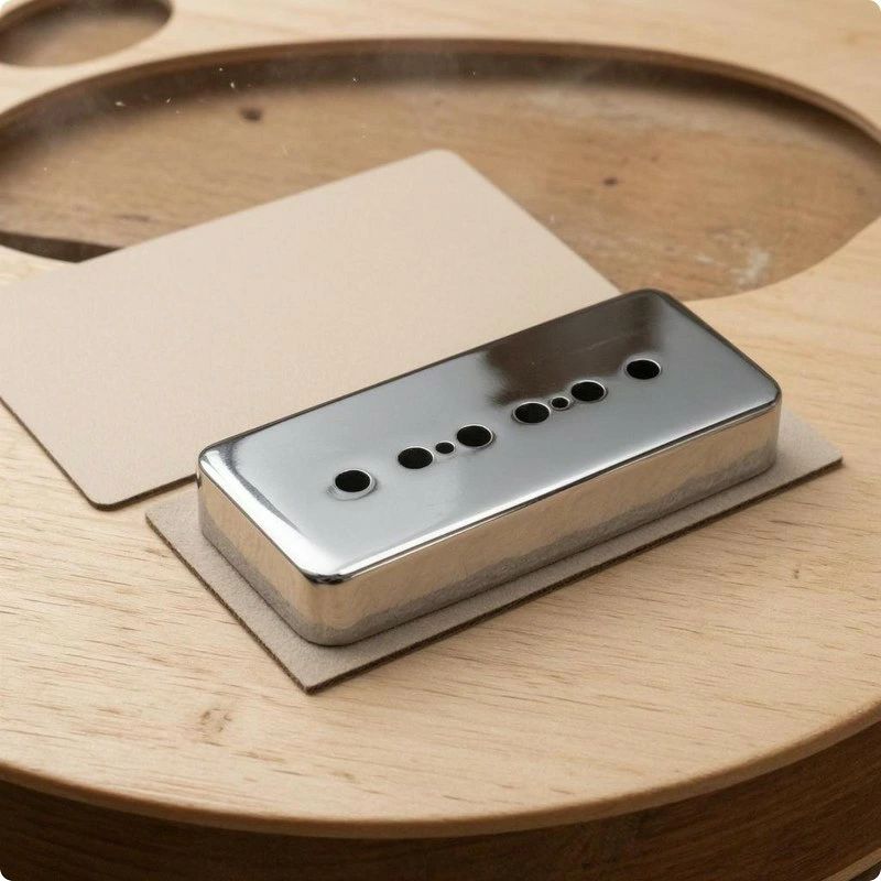 【基当該製品報】: P90ソープバータイプの6弦向けピックアップカバーで、楽器部品としてピックアップの外観を整えながら、対応するユニットをすっきり収めます。【素材】: 真鍮製ピックアップカバーならではのしっかりしたつくりで、表面はなめらかなシルバー調の金属感があり、落ち着いた印象を与えます。【形状】: 丸みを帯びた角の長方形フォルムに低めの箱型ピックアップカバー構造を採用し、閉じたタイプと半開きタイプの両方の見た目が確認できます。【外観】: 端まで整ったプレーンなトップ面と、半開き仕様の整列したポール開口部が特徴で、シンプルさの中に機能的な印象を持たせます。【用途】: P90用ピックアップカバーとして、ピックアップの保護や見た目の統一に役立ち、交換やカスタム時に扱いやすい部品です。ご購入前のご案内 ● サイズについて：スタッフ間で測り方を統一していますが、実寸に1〜3cmの誤差がある場合がありますのでご了承ください。 ● 商品の色は、撮影時の光やモニターによって異なる場合がありますのでご注意ください。 ● 生地特性により匂いが感じられることがありますが、数日で気にならなくなります。 ● 他店舗と在庫を共有しているため、受注後に欠品となる場合があります。 ▼出荷前には全て検品を行っておりますが、万が一商品に不具合があった場合は、お問い合わせフォームよりご連絡くださいますようお願い申し上げます。営業日に対応いたしますのでご安心ください。【基当該製品報】: P90ソープバータイプの6弦向けピックアップカバーで、楽器部品としてピックアップの外観を整えながら、対応するユニットをすっきり収めます。【素材】: 真鍮製ピックアップカバーならではのしっかりしたつくりで、表面はなめらかなシルバー調の金属感があり、落ち着いた印象を与えます。【形状】: 丸みを帯びた角の長方形フォルムに低めの箱型ピックアップカバー構造を採用し、閉じたタイプと半開きタイプの両方の見た目が確認できます。【用途】: P90用ピックアップカバーとして、ピックアップの保護や見た目の統一に役立ち、交換やカスタム時に扱いやすい部品です。